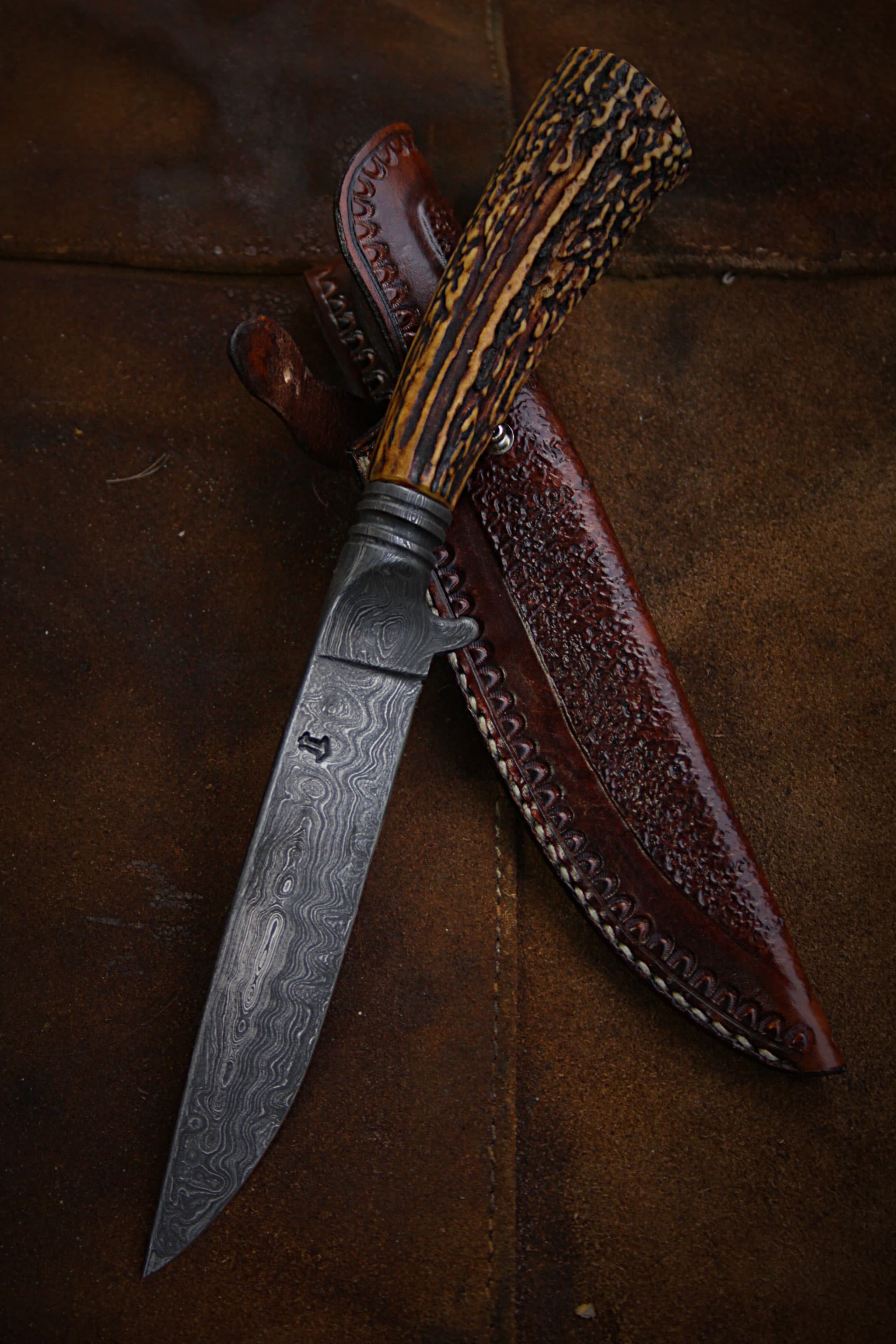 Brauner Puukko mit traditioneller Scheide