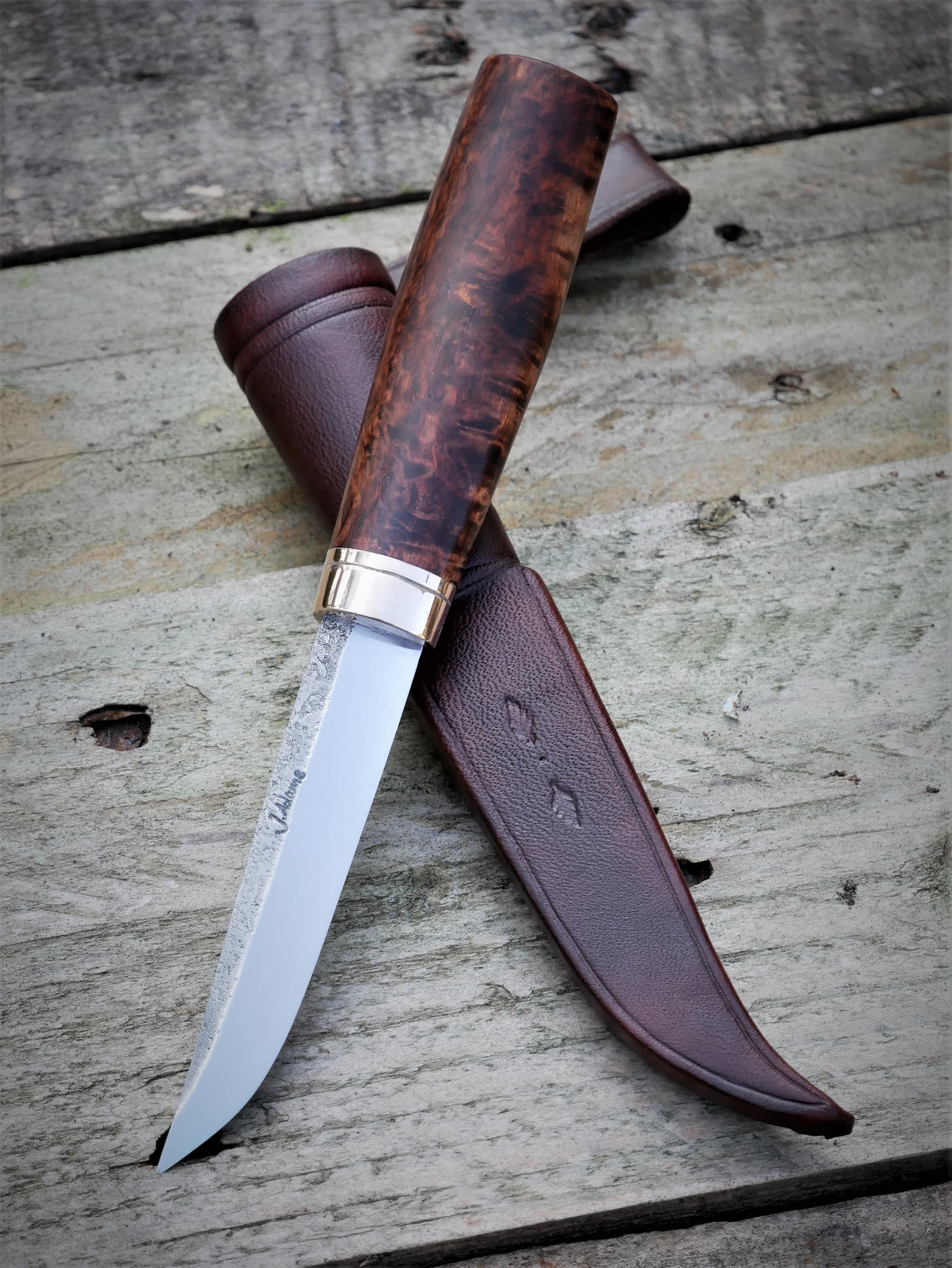 Handgeschmiedeter Puukko mit Maserholzgriff