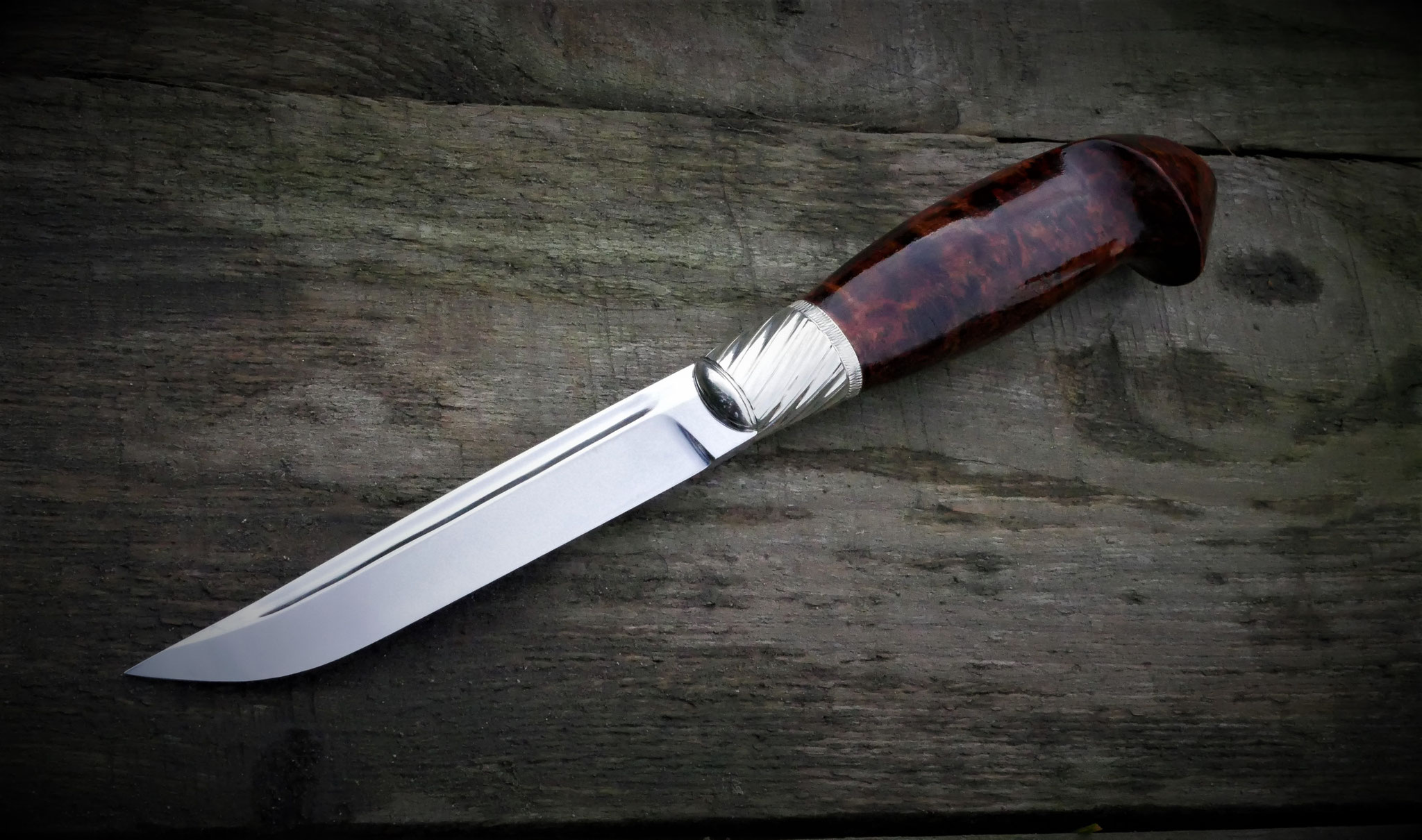 Puukko mit Maserholzgriff auf altem Holz