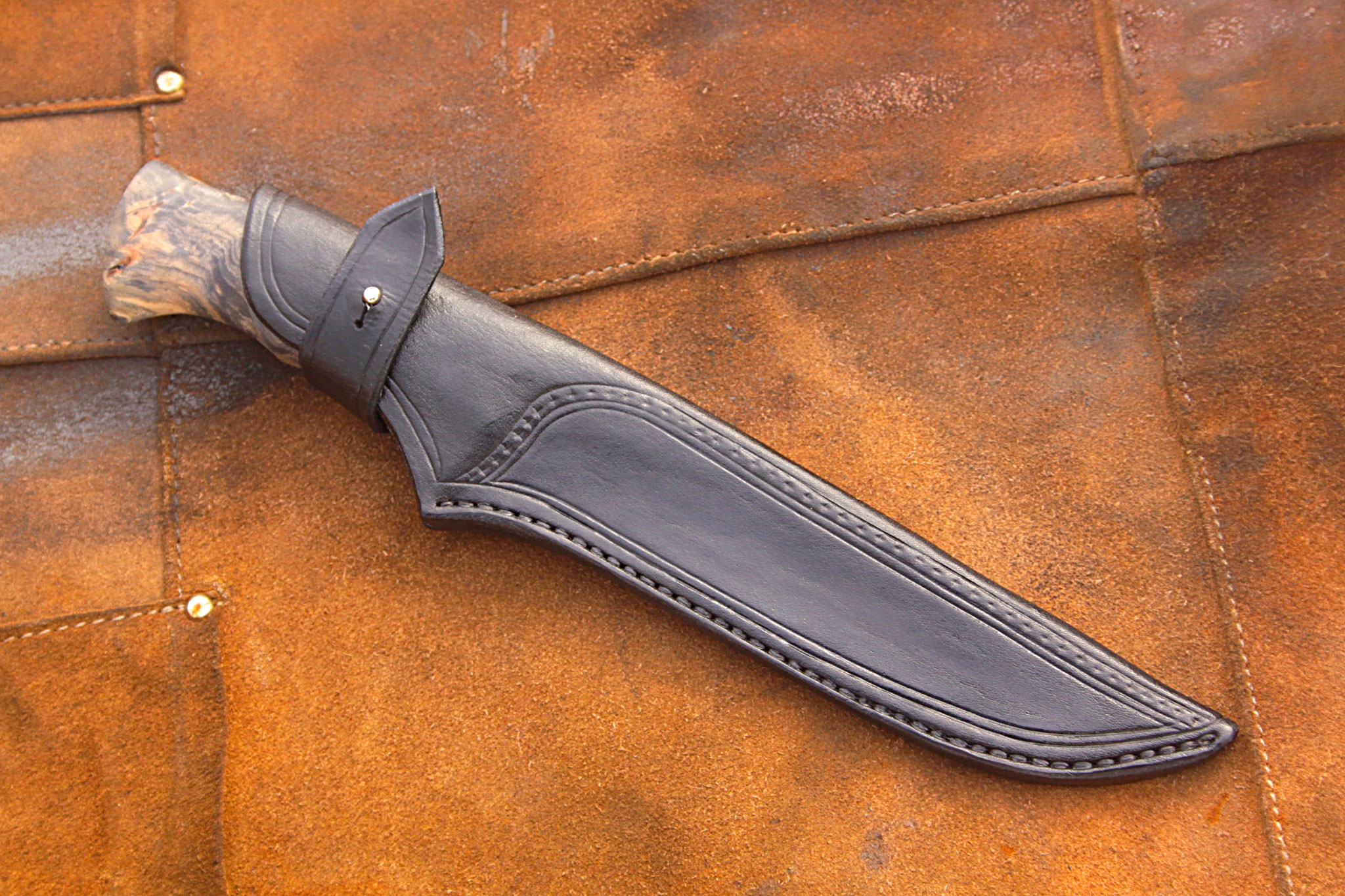 Puukko mit schwarzer Lederscheide