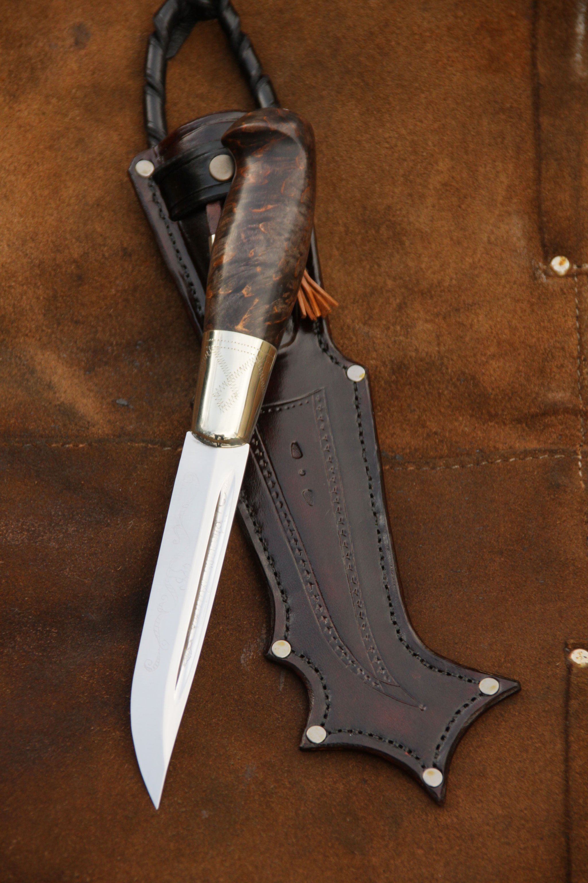 Puukko mit aufwendiger Lederscheide