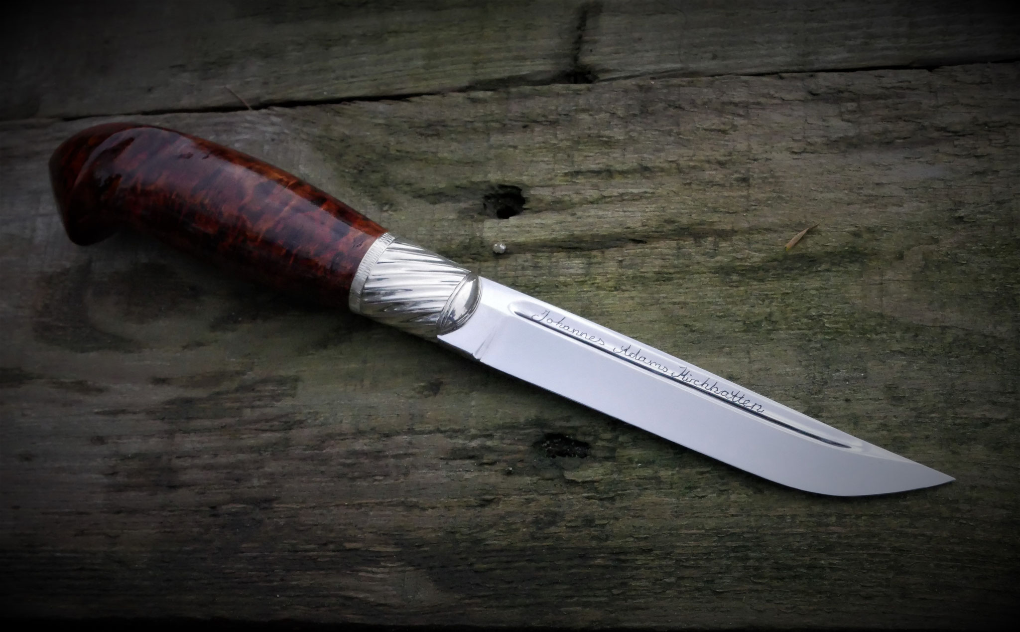 Puukko mit gravierter Signatur auf Klinge