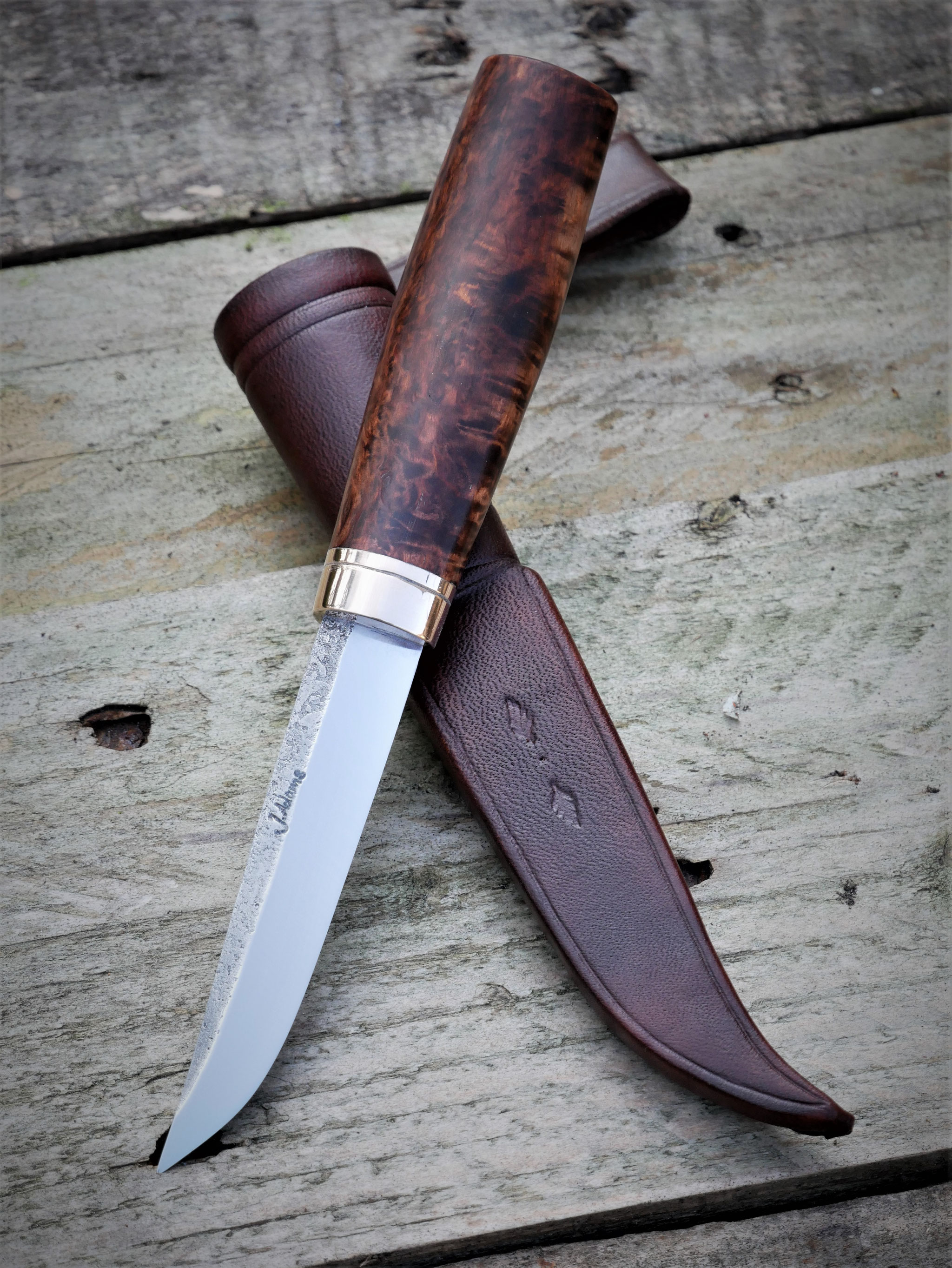 Puukko mit Maserholzgriff und Lederscheide