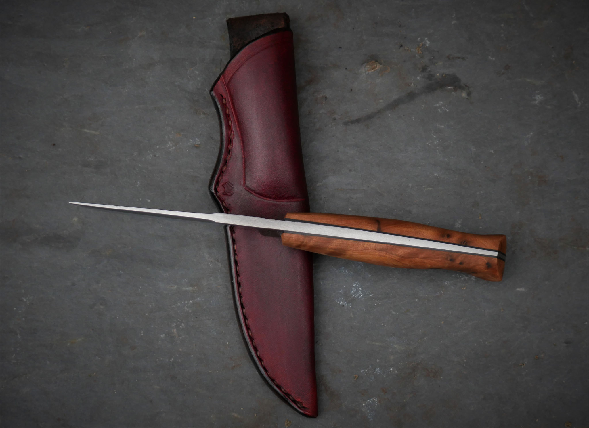 Schlankes Messer mit roter Lederscheide