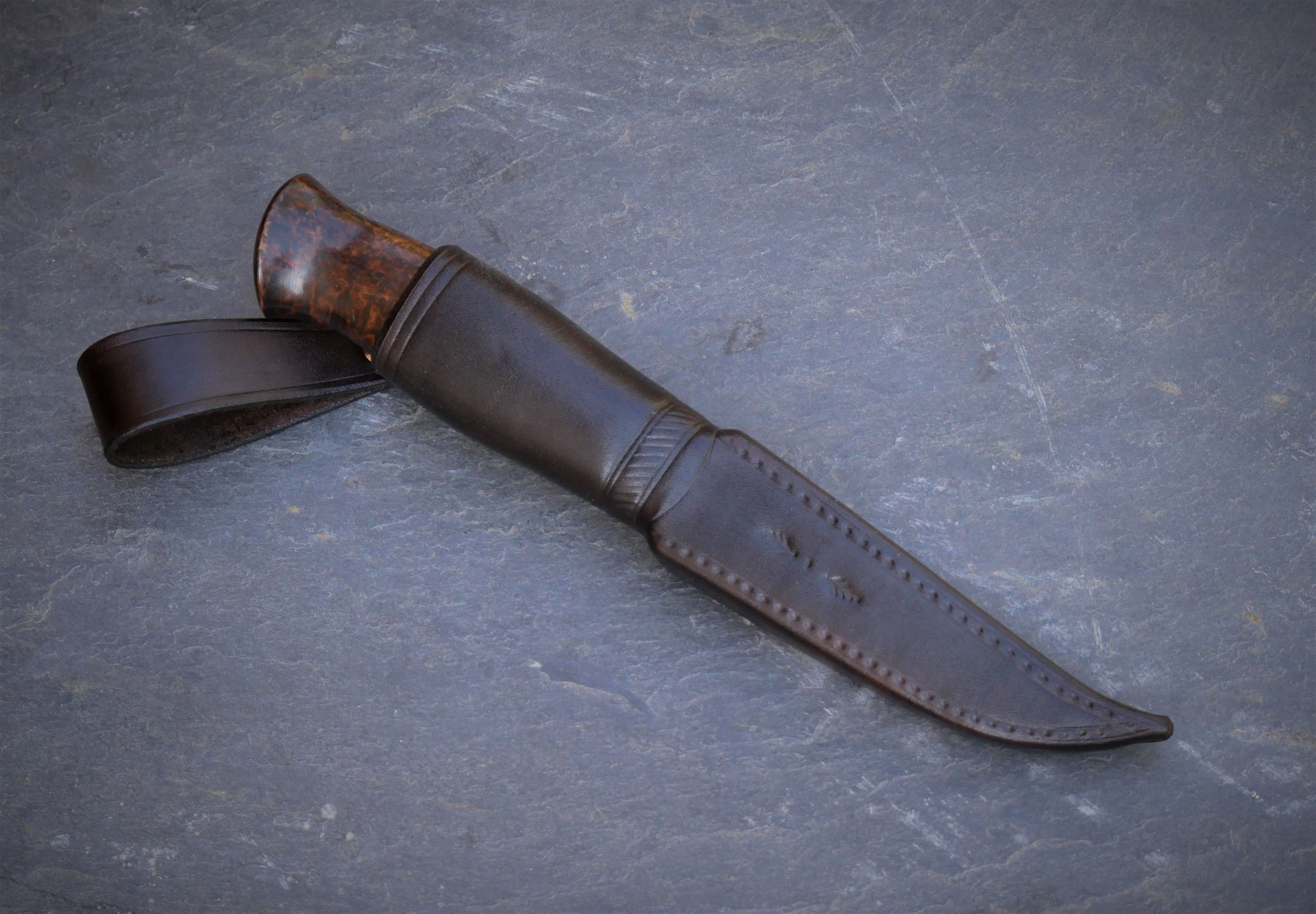 Puukko in schwarzer Lederscheide