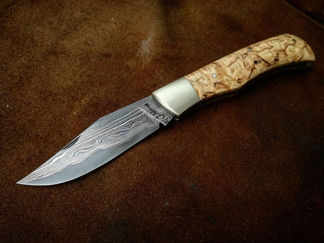 Damast-Puukko mit Maserholzgriff