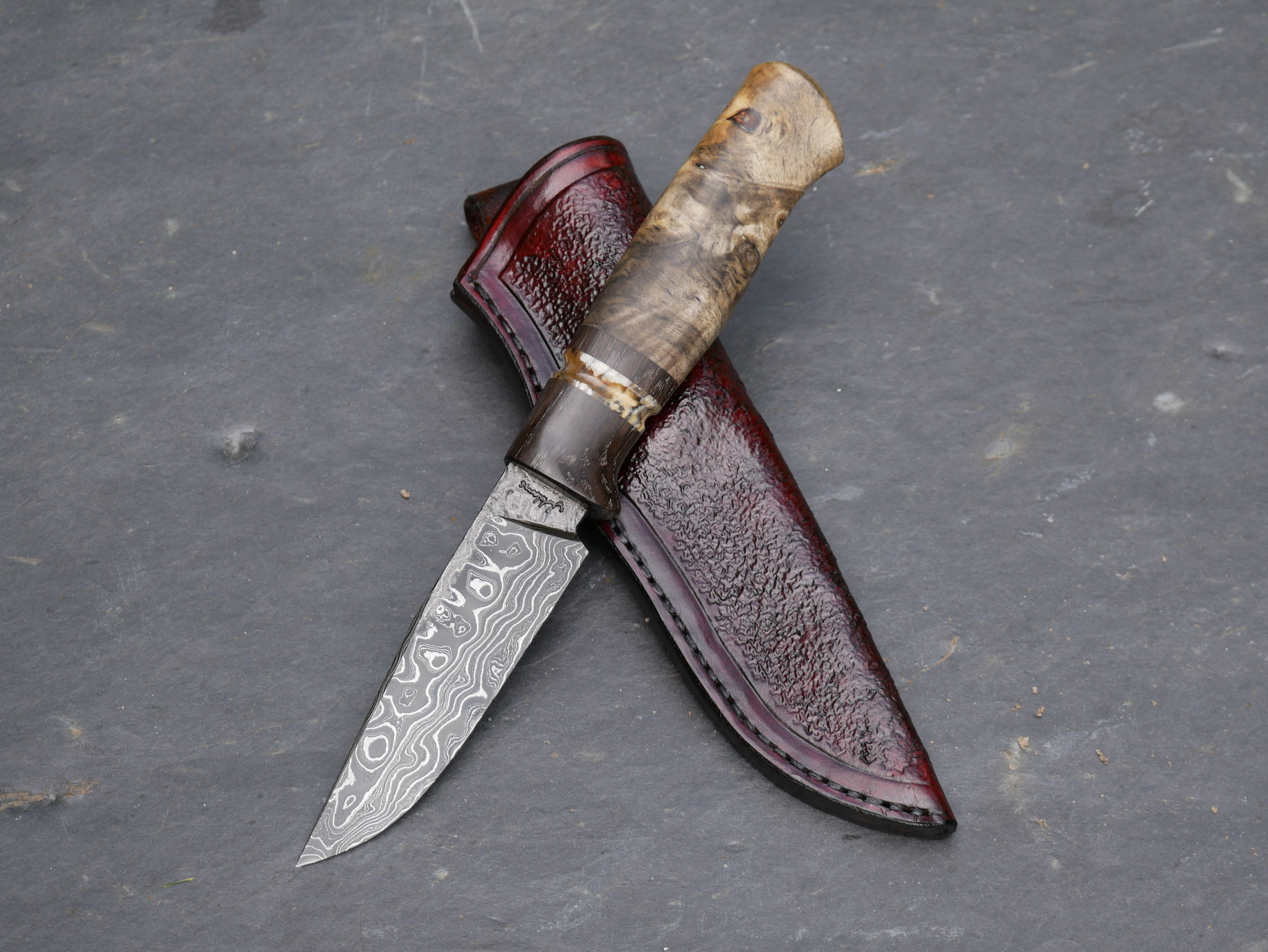 Damast-Puukko mit Maserholzgriff und roter Scheide