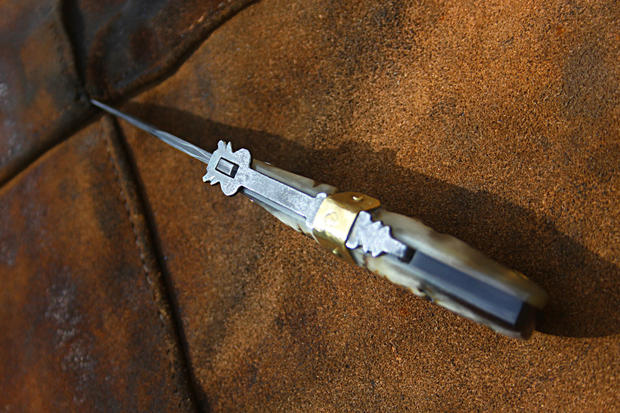 Traditionelles Messer auf Leder