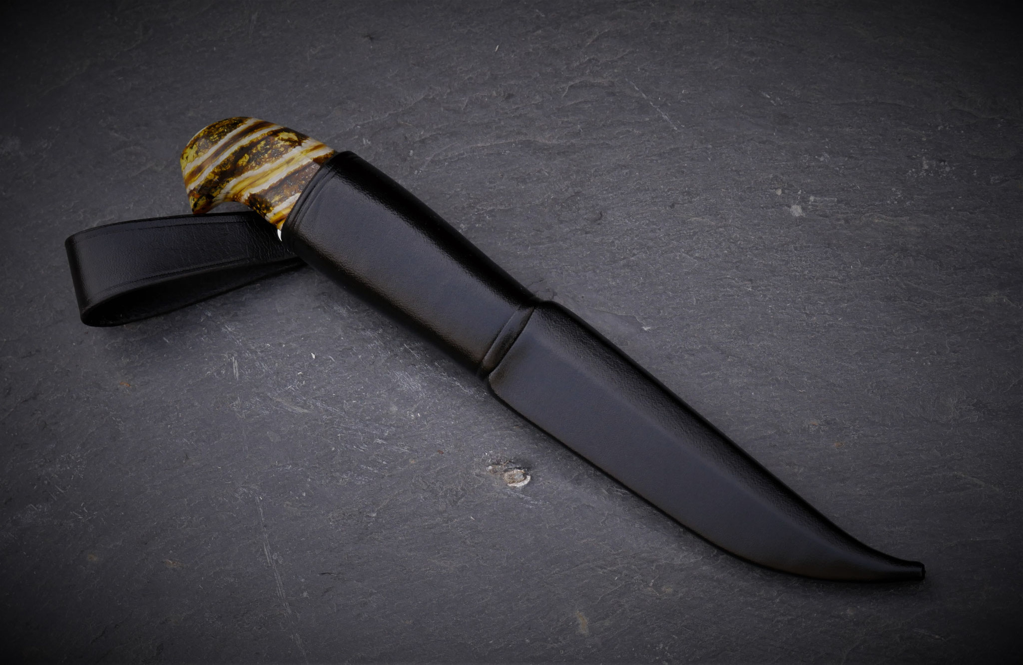 Puukko in schwarzer Scheide mit Mammutgriff
