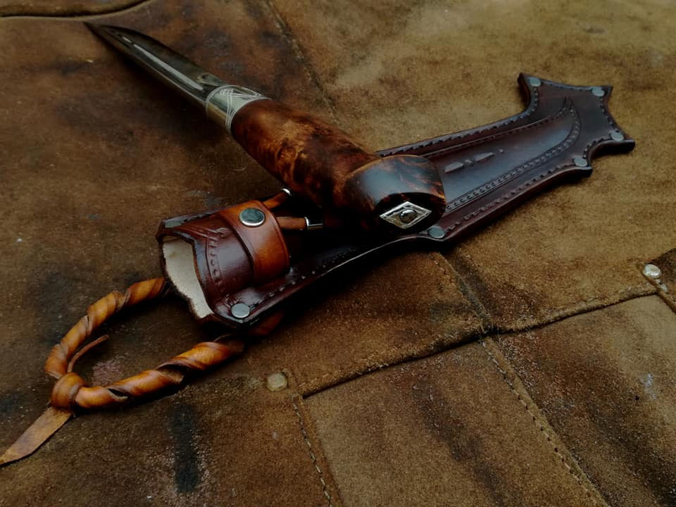 Puukko mit Ledergriff und Scheide