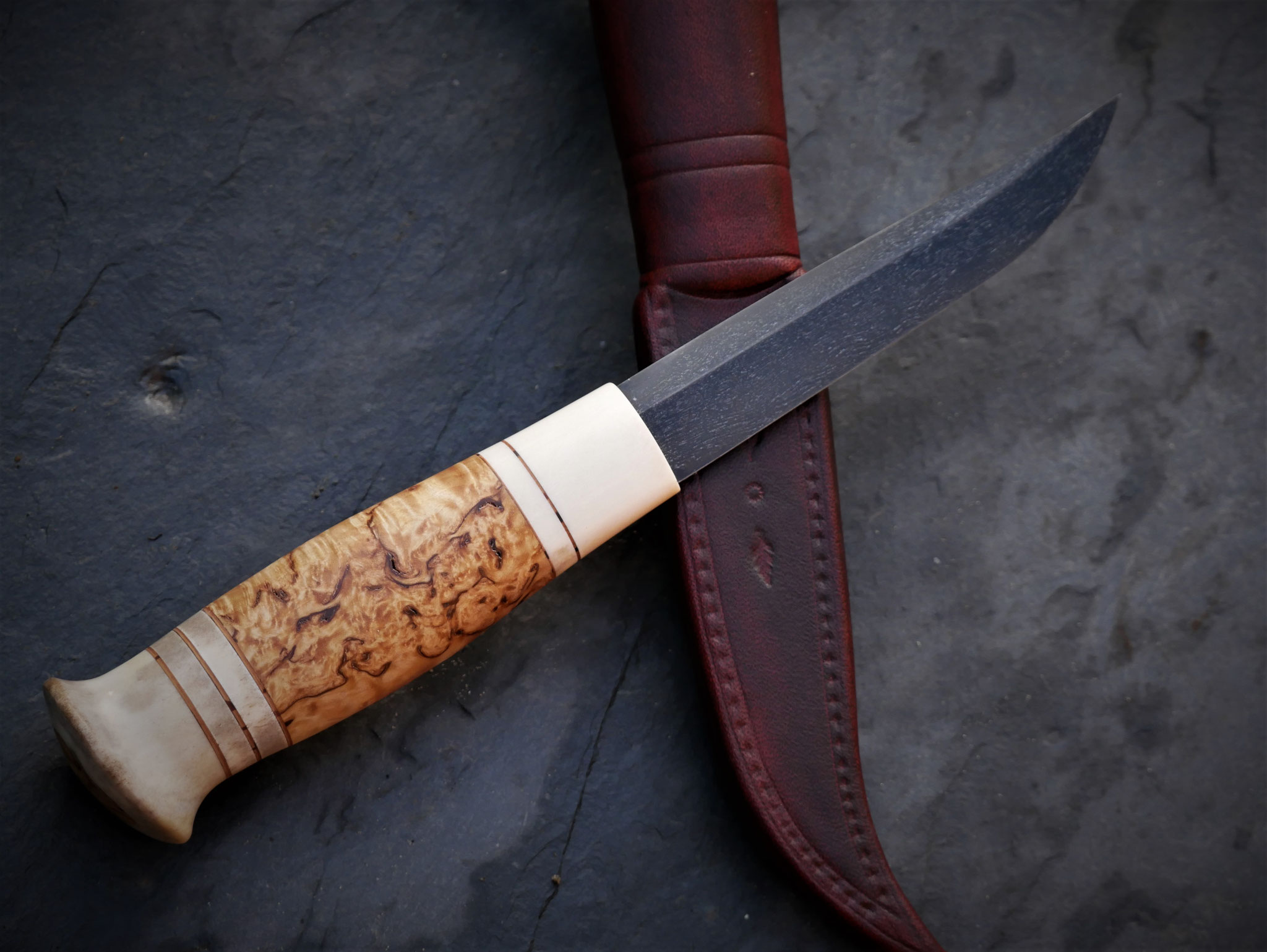 Skandinavisches Messer mit Holzgriff