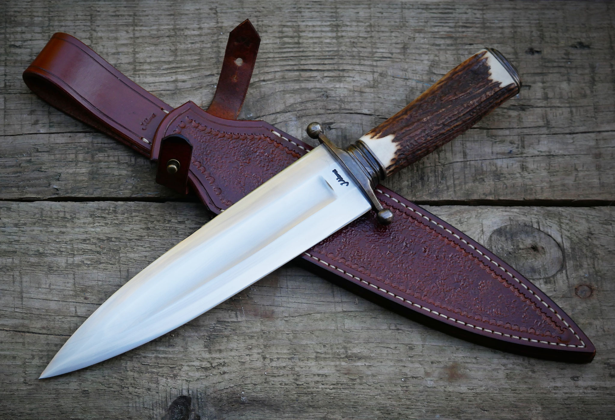 Zwei Jagdmesser mit Lederscheide