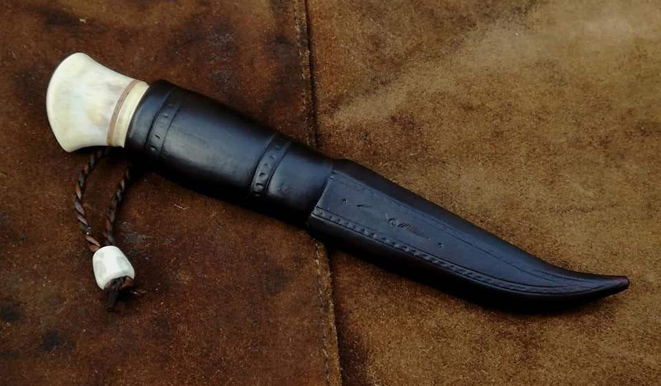 Skandinavischer Puukko mit Schnuranhänger