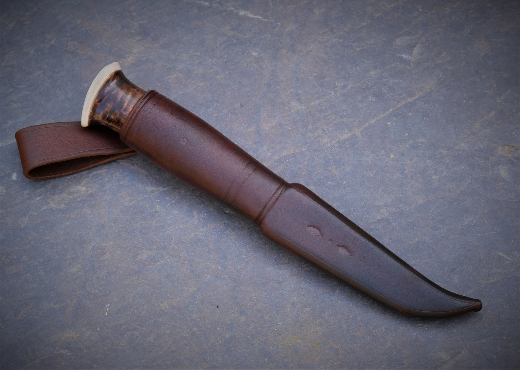 Puukko mit Ledergriff und dunkler Scheide