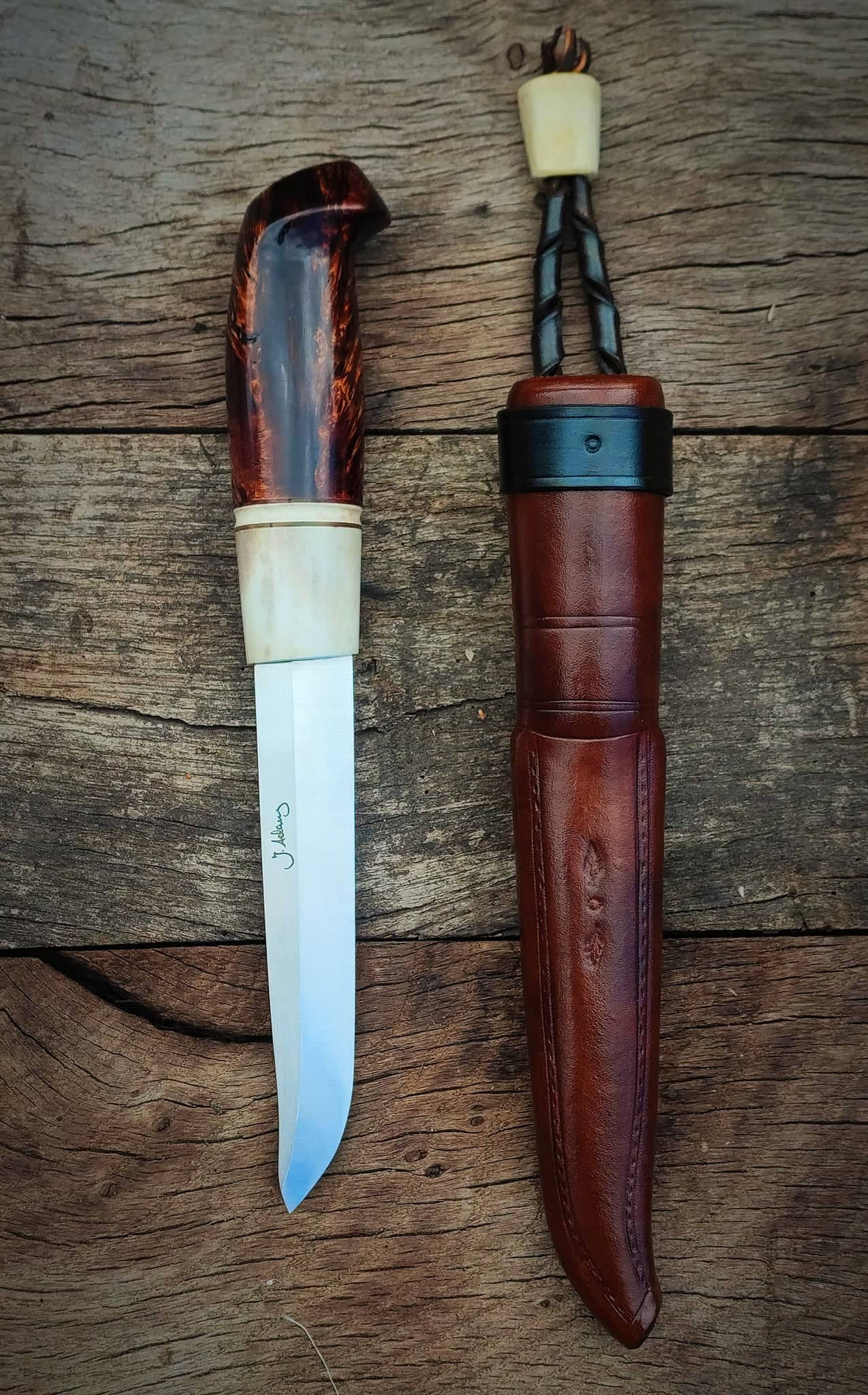 Zwei Puukkos mit Wickelgriff