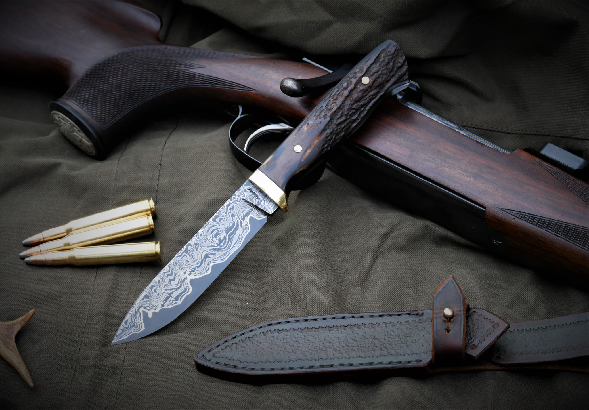 Damastmesser mit Gewehr und Munition