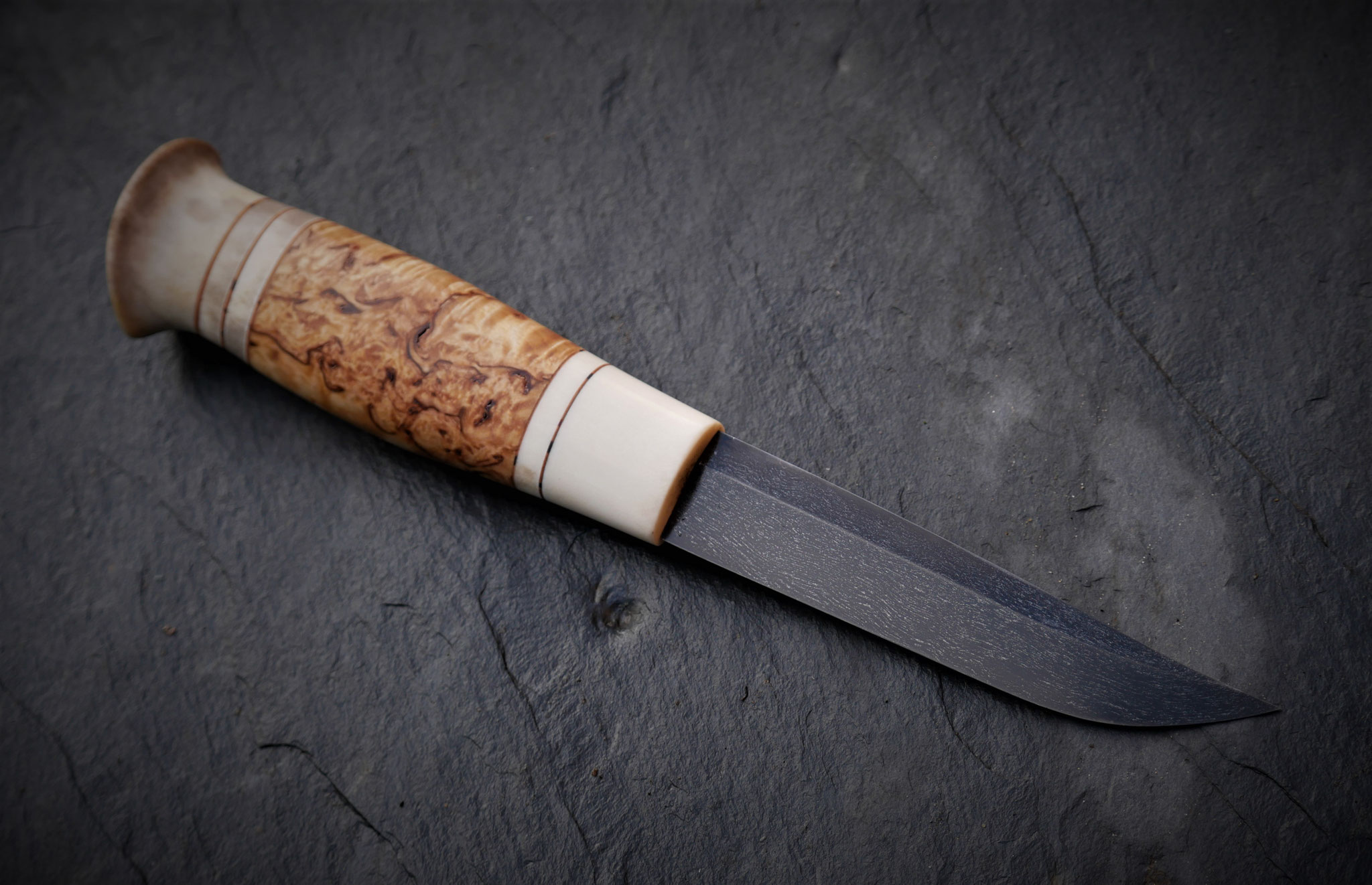 Damastmesser mit schwarzer Lederscheide