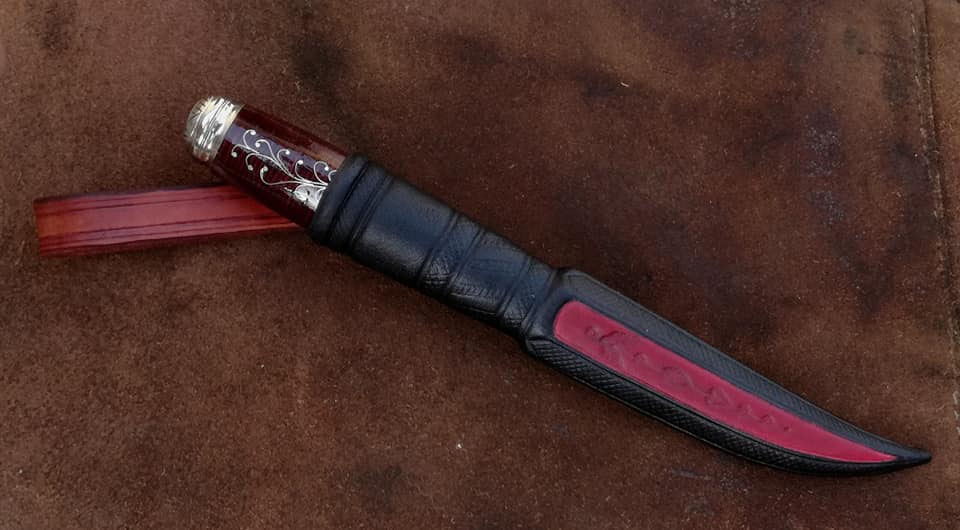 Verziertes Jagdmesser mit Lederscheide
