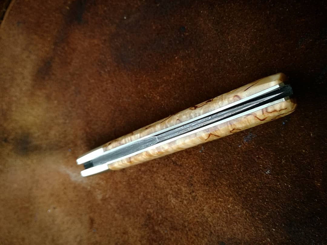 Damastmesser mit Schnuranhänger