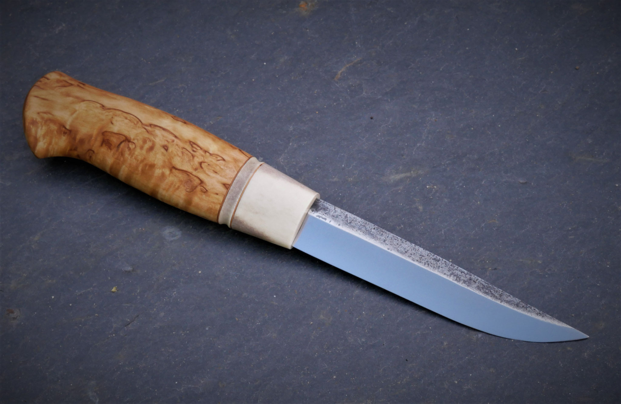 Damastmesser mit Kronenornament am Griff