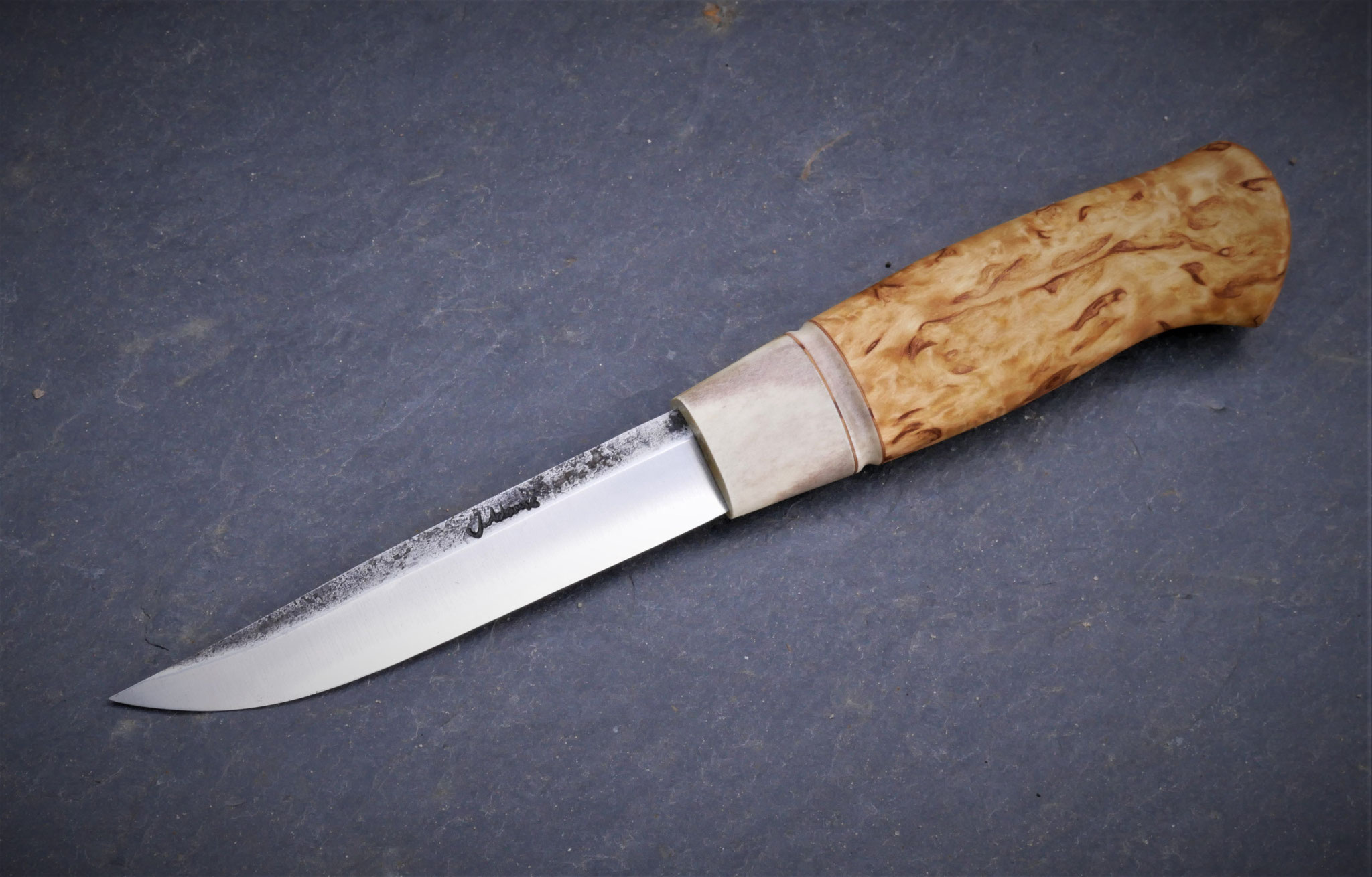 Puukko mit weißem Band am Griff