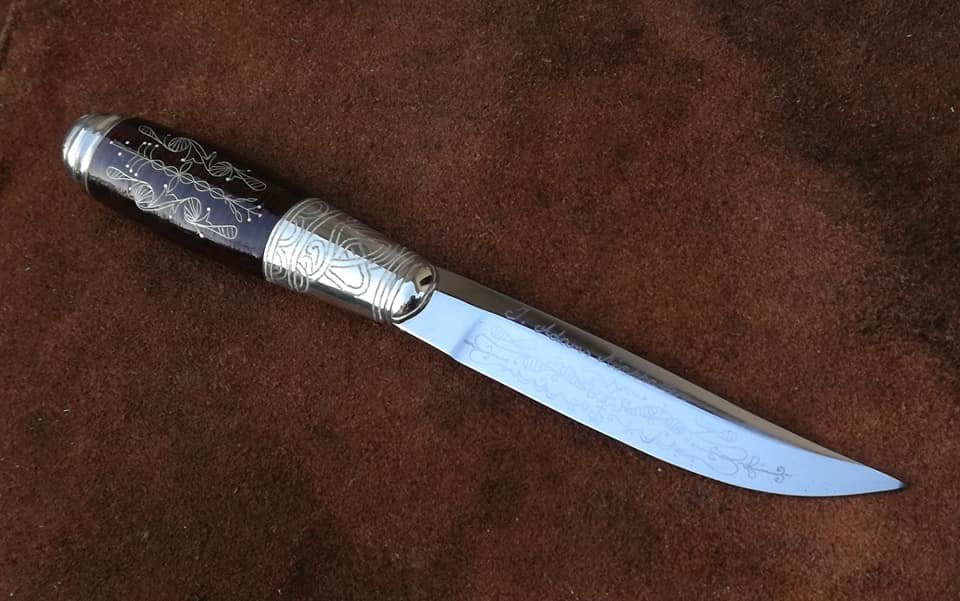 Damastmesser mit schwarzem Ledergriff