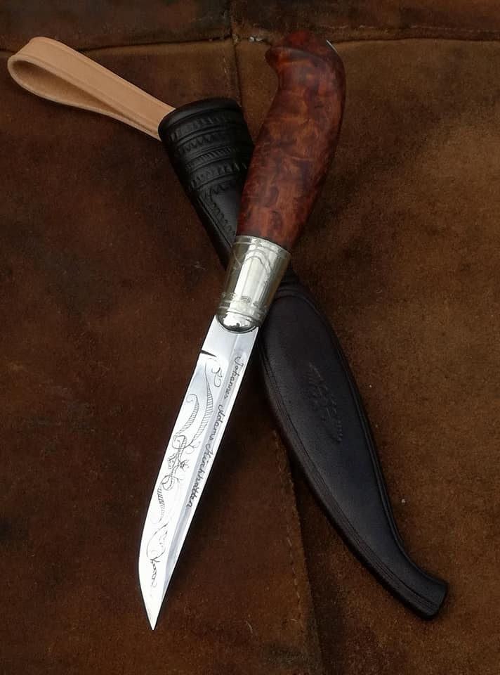 Jagdmesser mit Holzgriff und Scheide