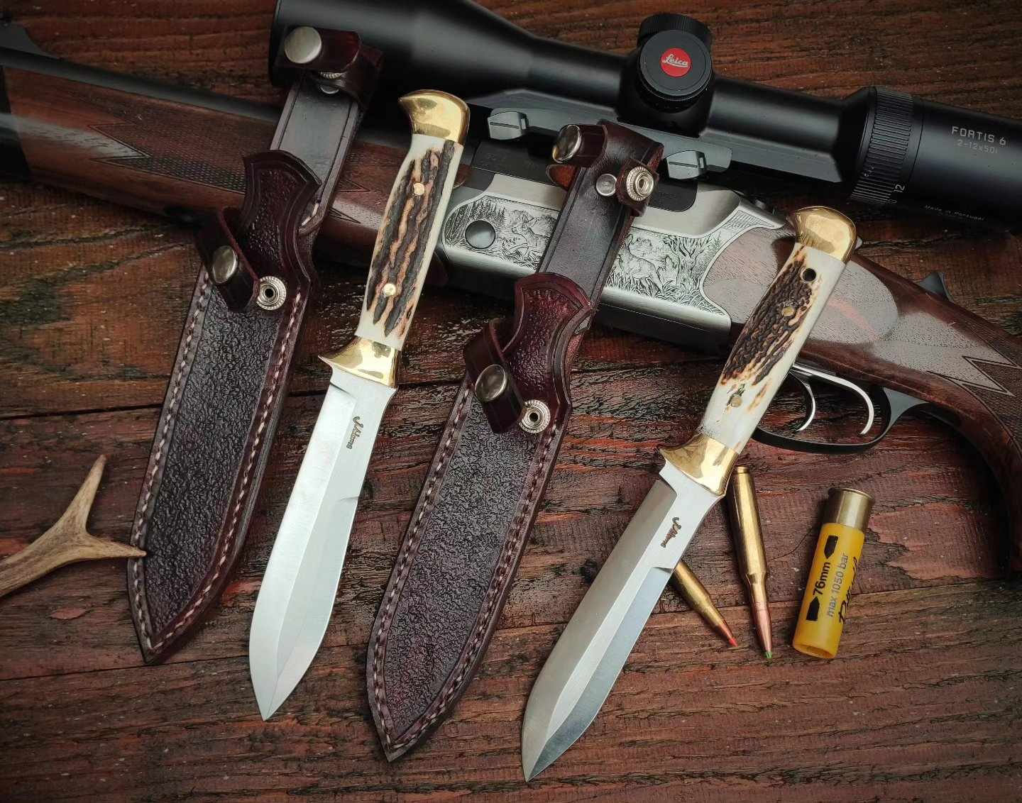 Jagdmesser-Kollektion mit Gewehr