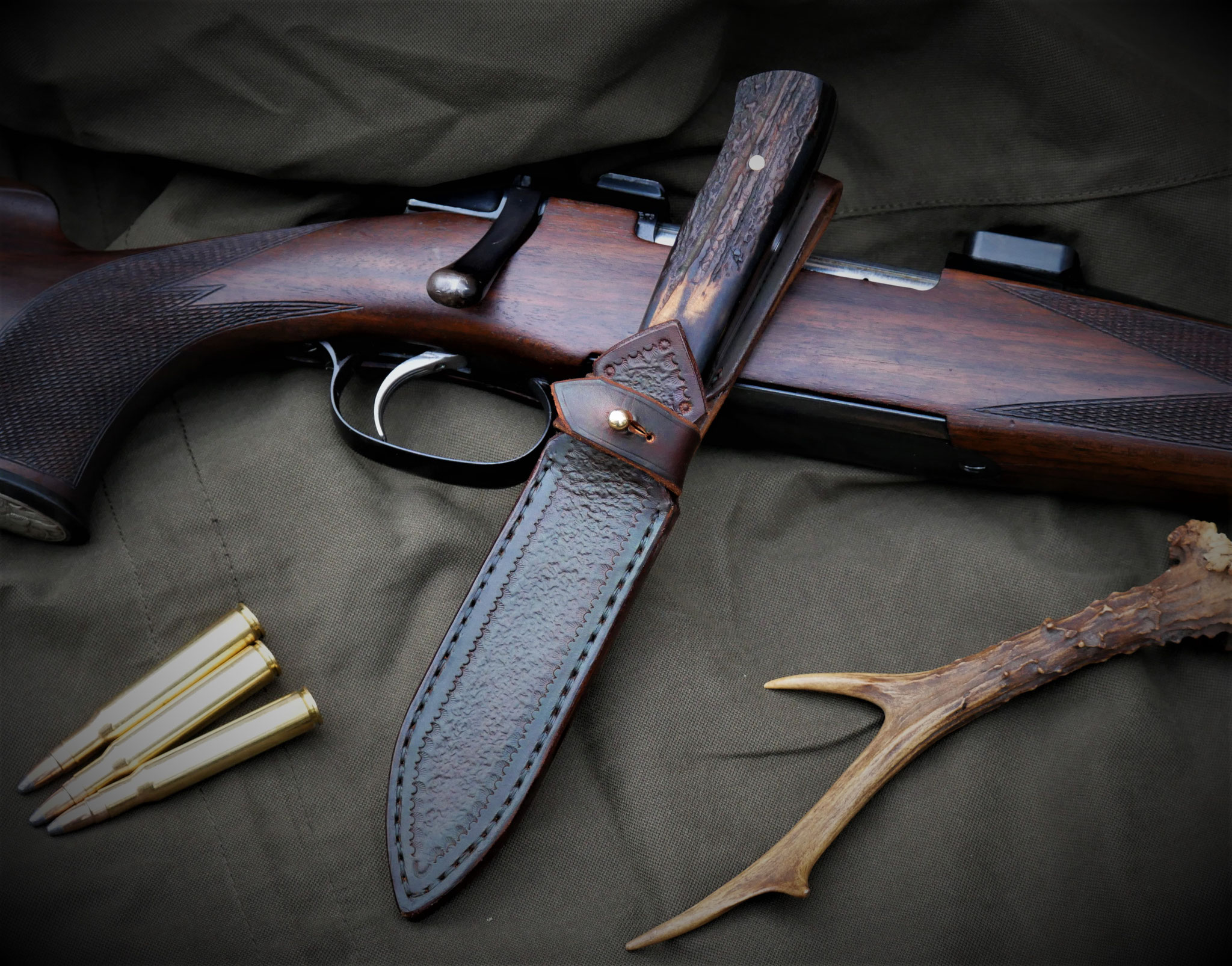 Jagdmesser mit Damaststahl und Holzgriff