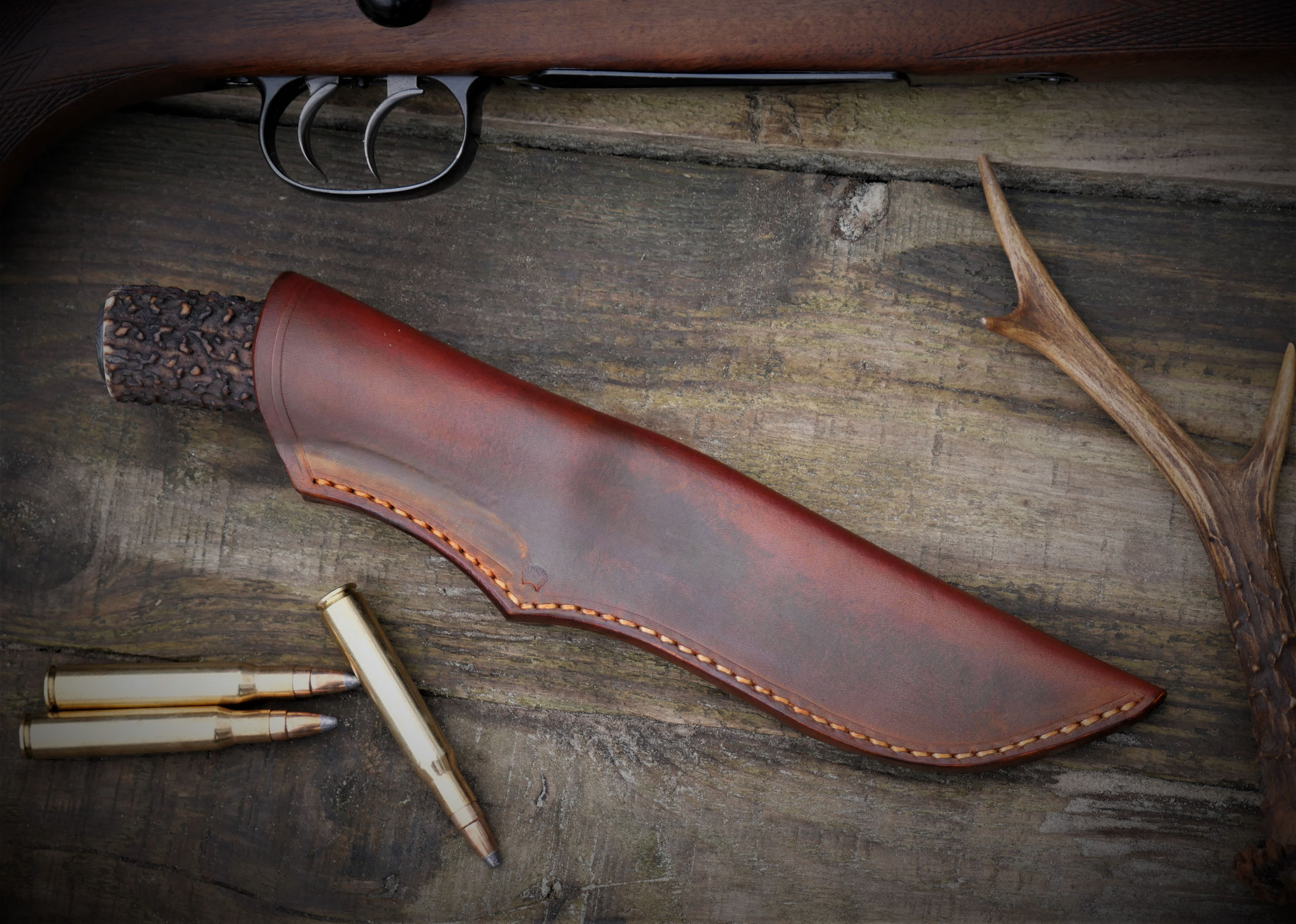 Jagdmesser mit Gewehr in der Natur