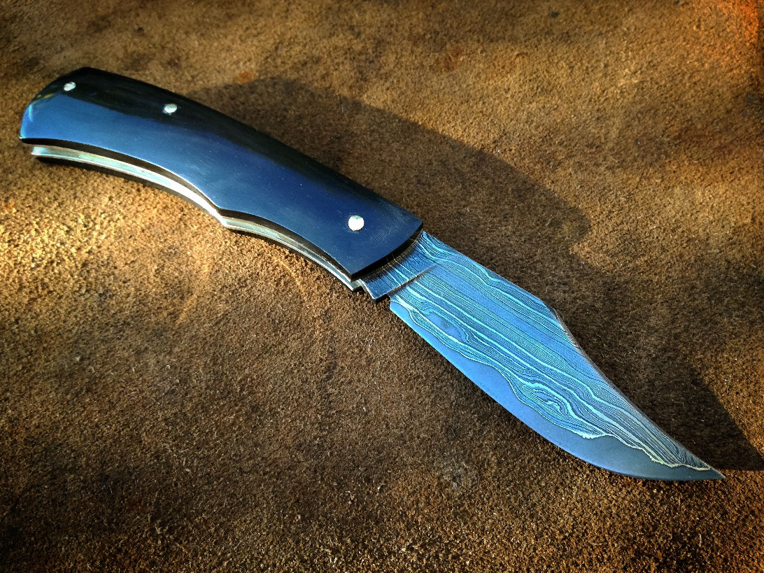 Elegantes Damastmesser mit blauem Griff