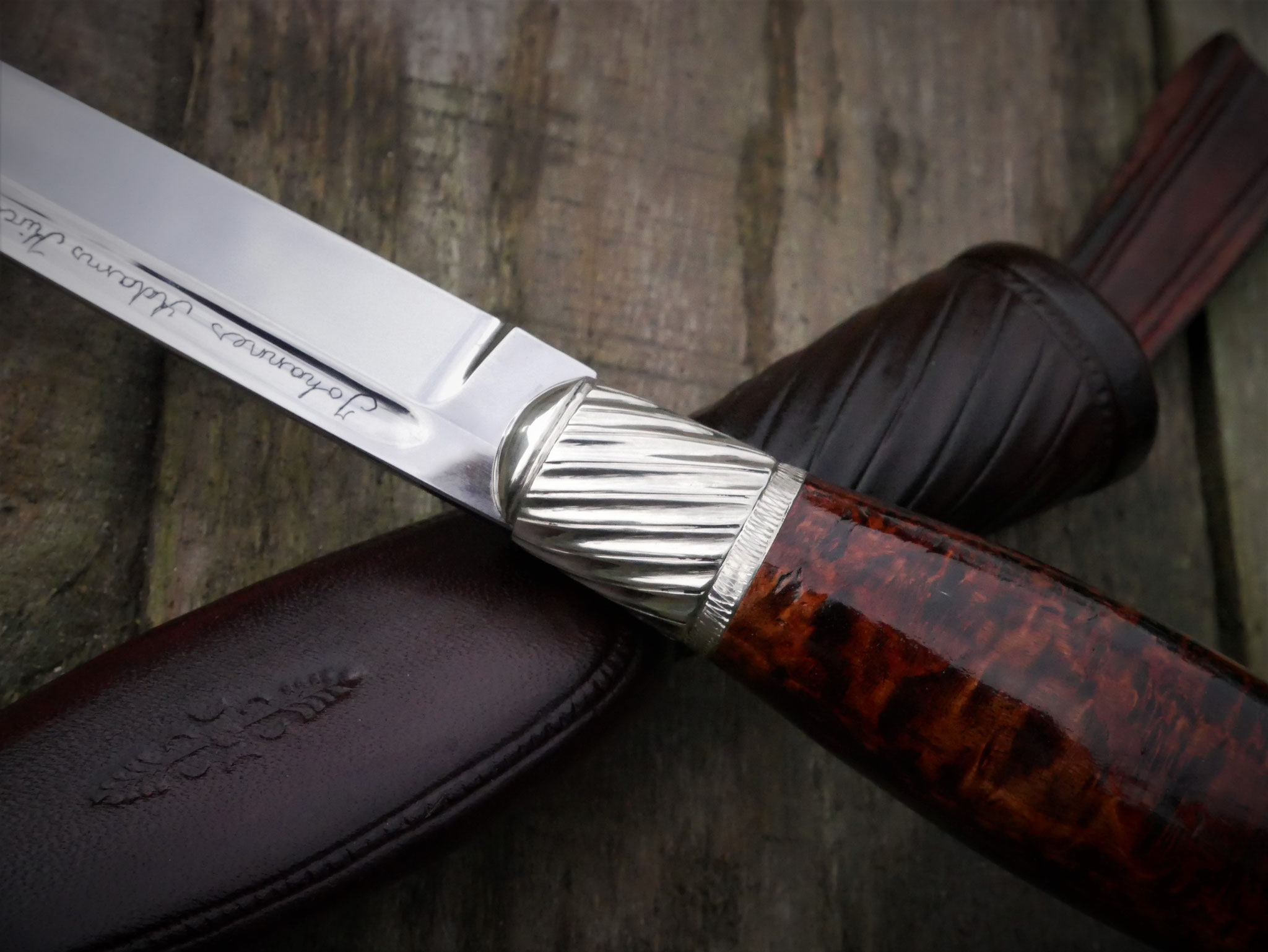Puukko mit Wickelgriff und Holzscheide