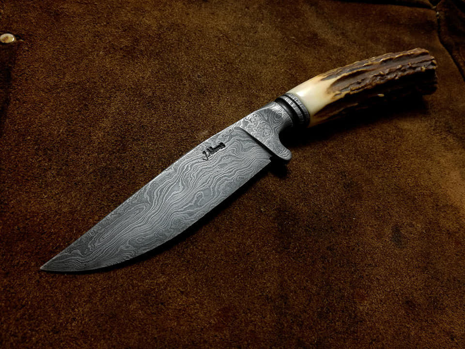 Zwei Jagdmesser mit Scheide