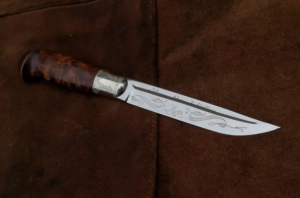 Puukko mit Holzgriff und Bandel