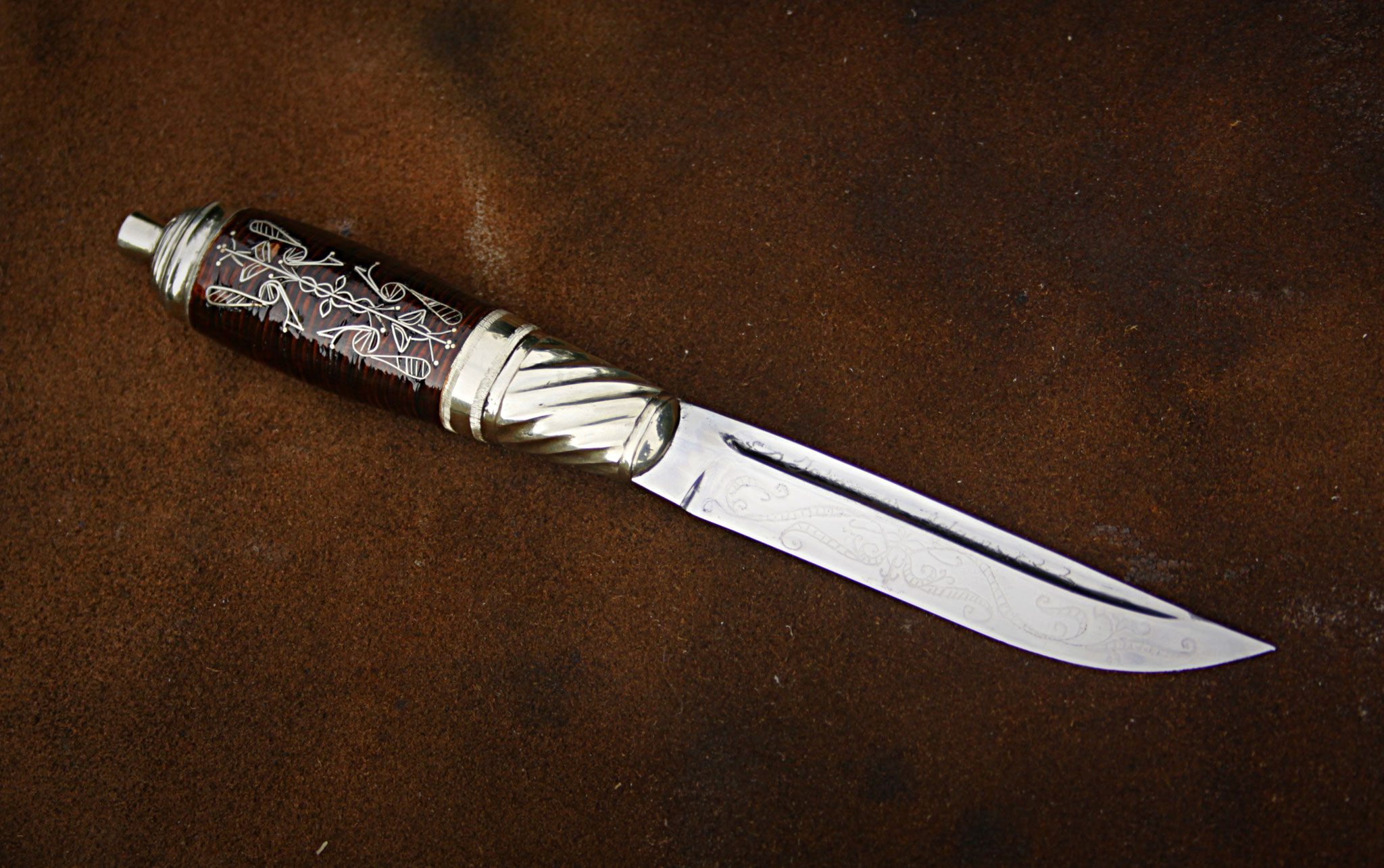 Elegantes Messer mit floraler Silbergravur