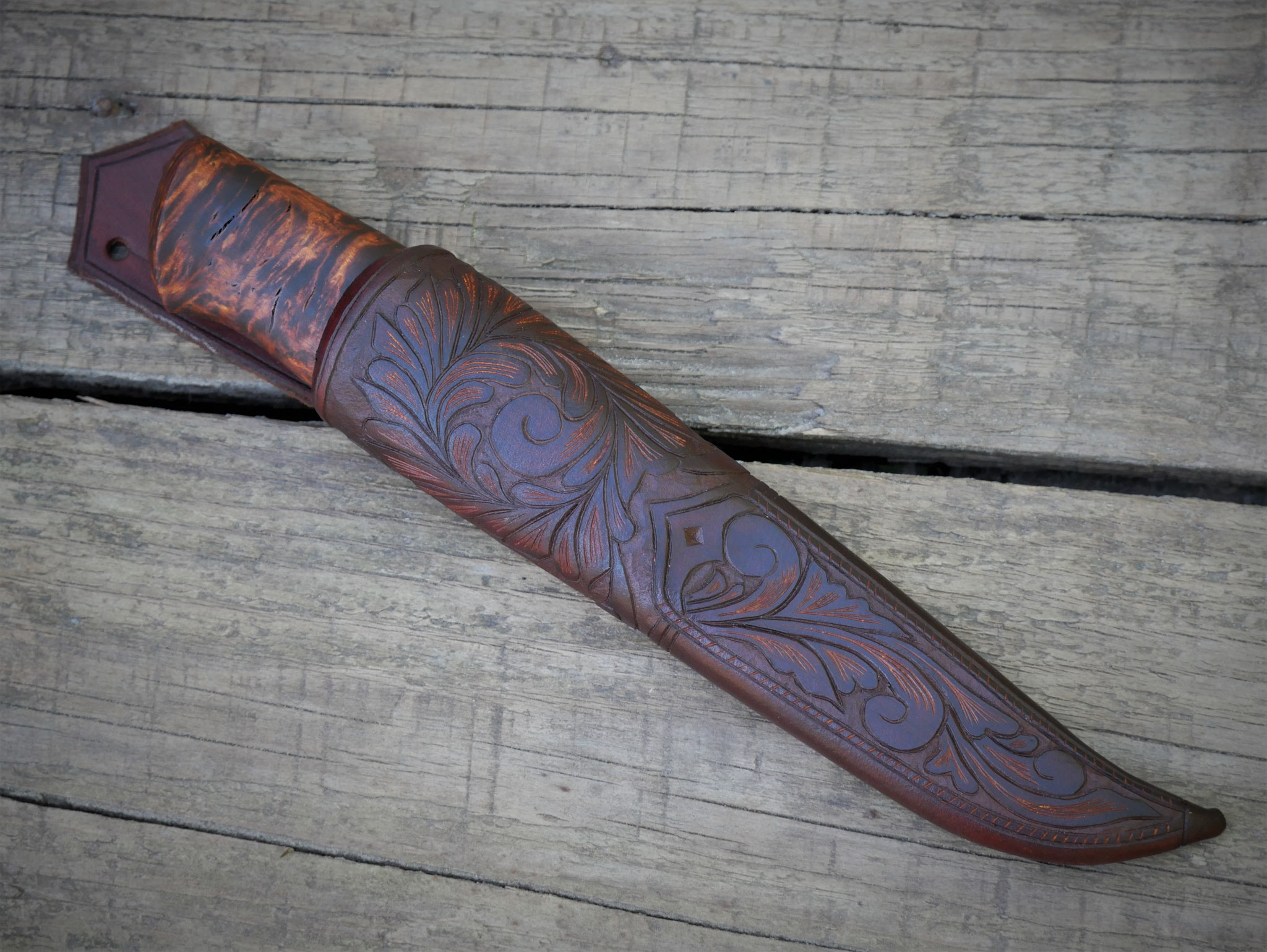 Damastmesser mit eleganter gravierter Klinge