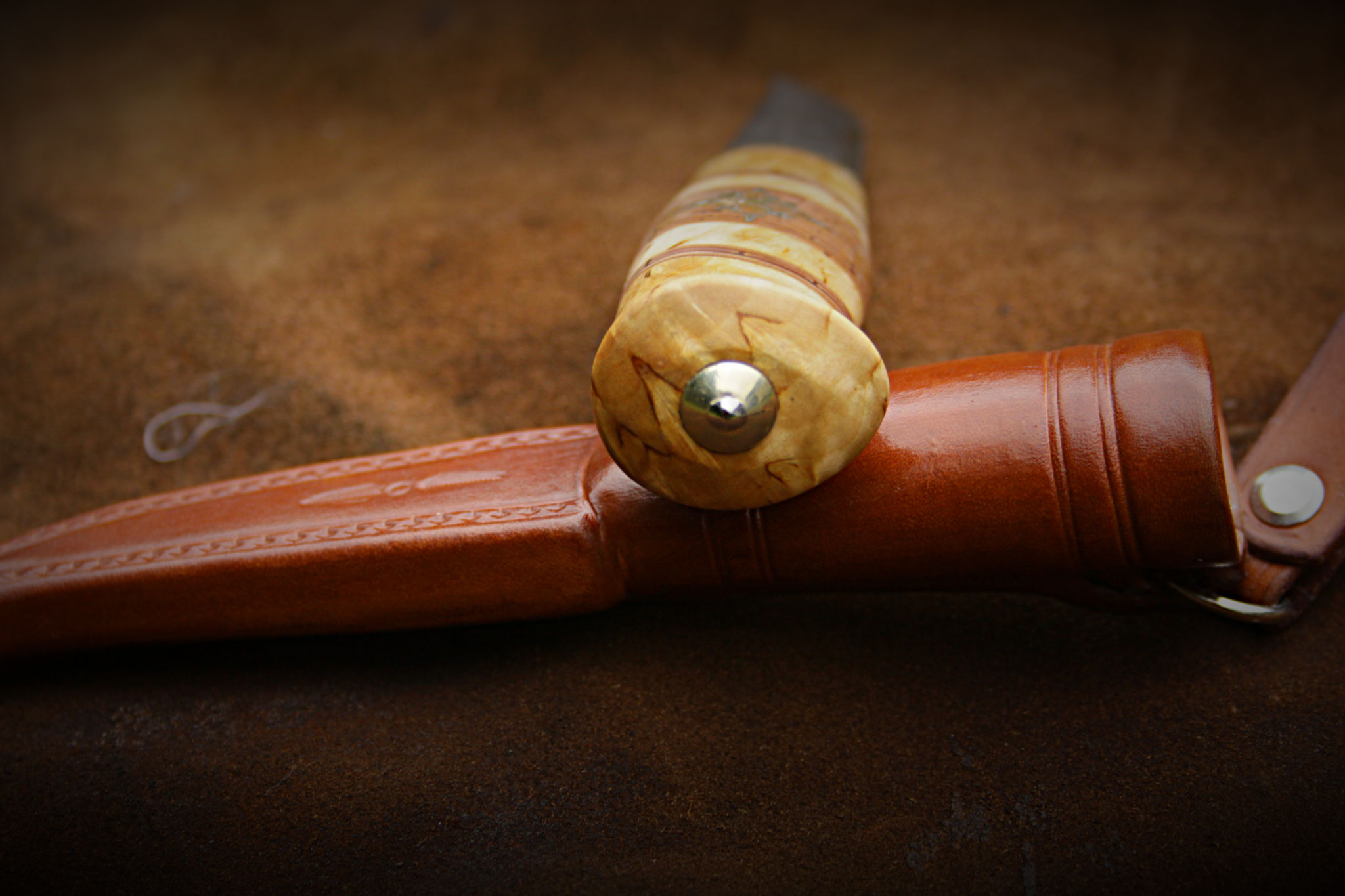 Puukko mit Maserholzgriff und Scheide