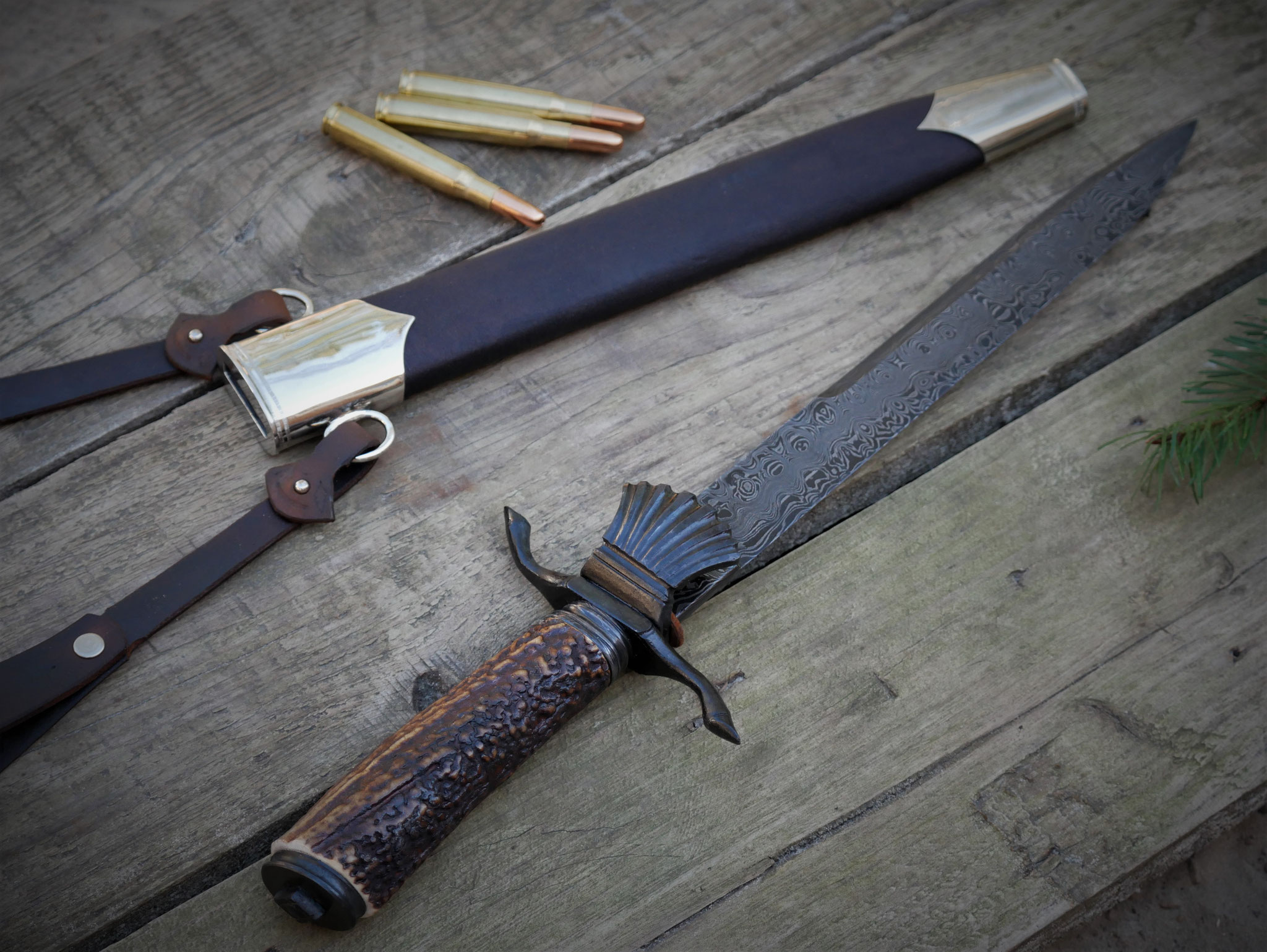 Großes Damastmesser mit Hirschhorn und Munition