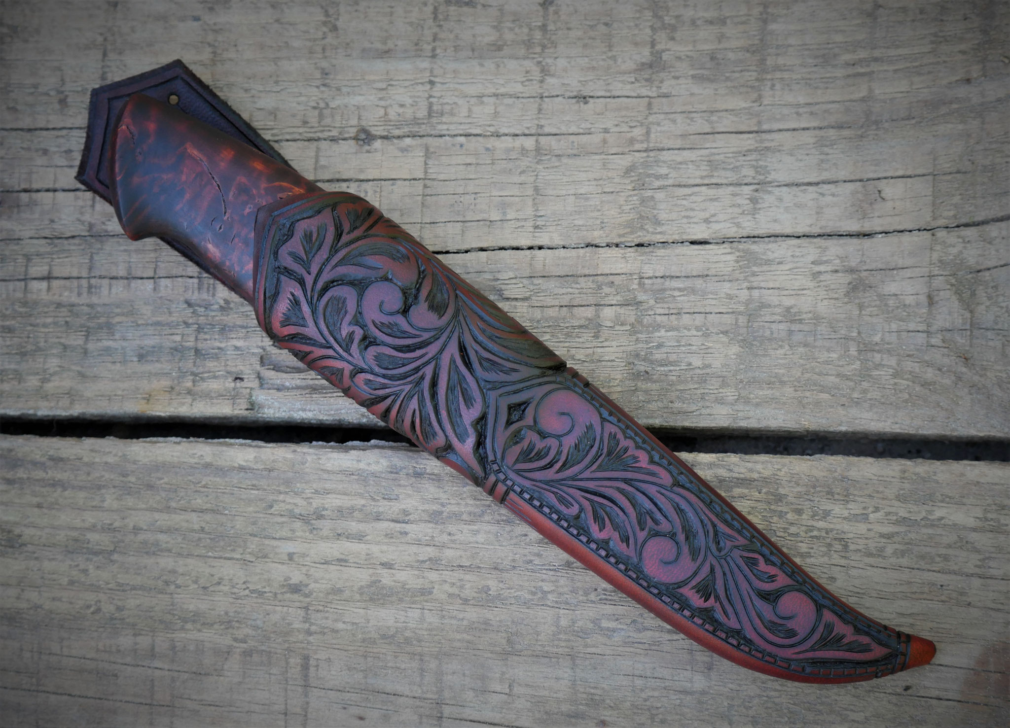Puukko mit braunem Holzgriff