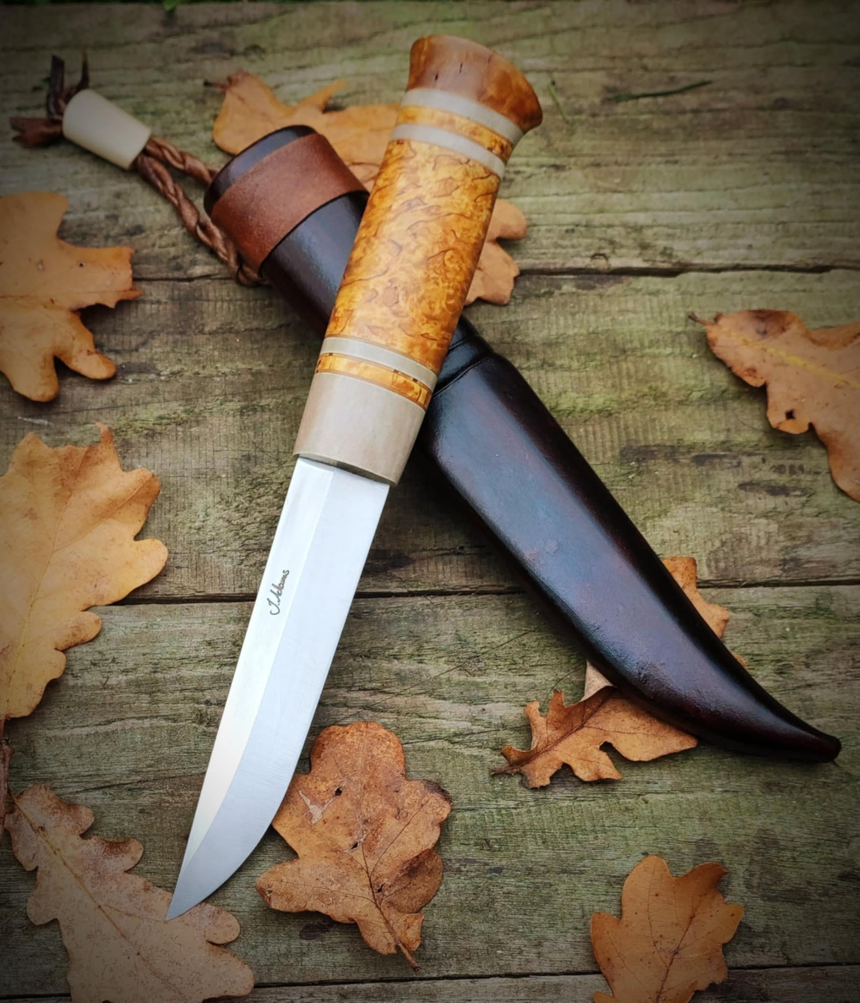 Puukko mit brauner Lederscheide