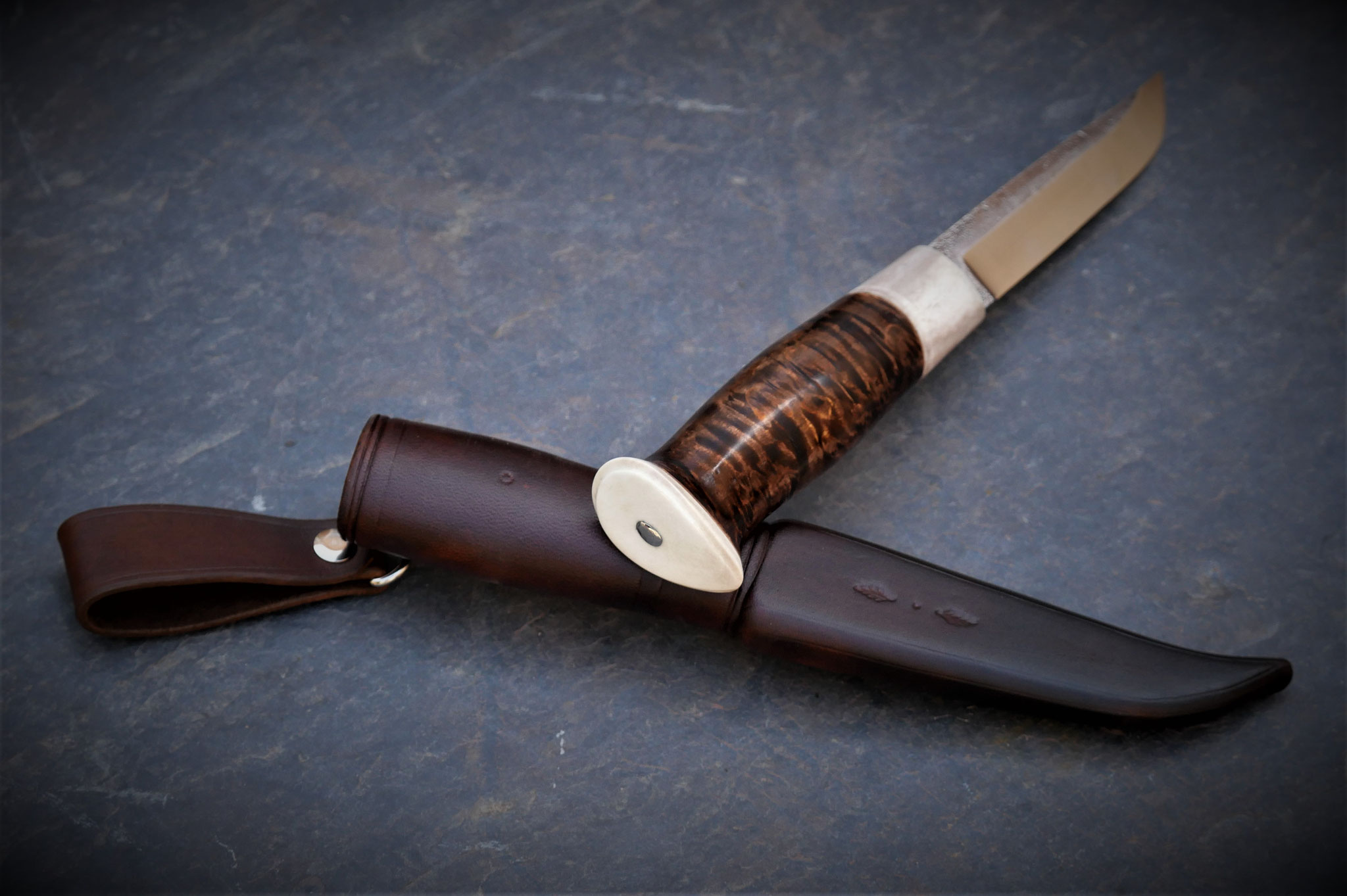 Zwei Jagdmesser nebeneinander