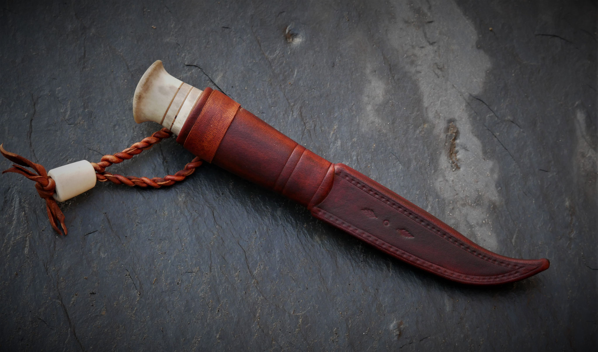 Puukko mit Baumrinden-Griff