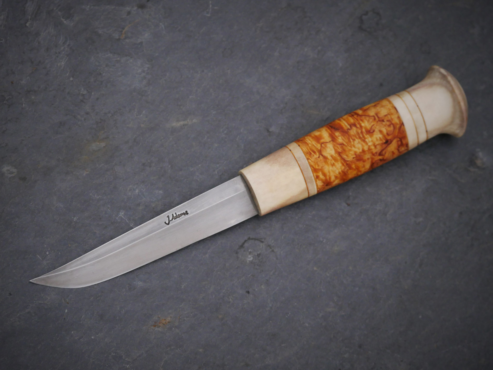 Signierter Puukko – J. Adams Gravur