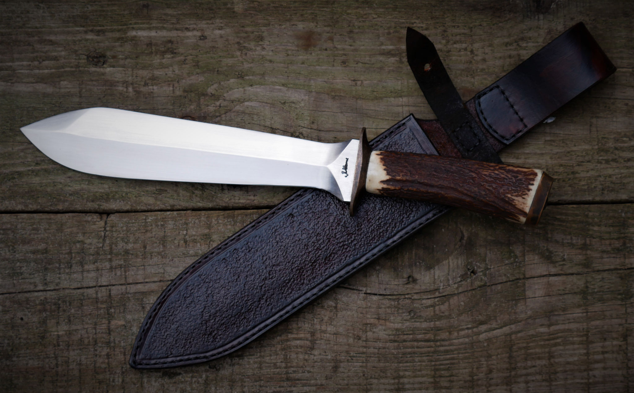 Puukko mit roter Lederscheide