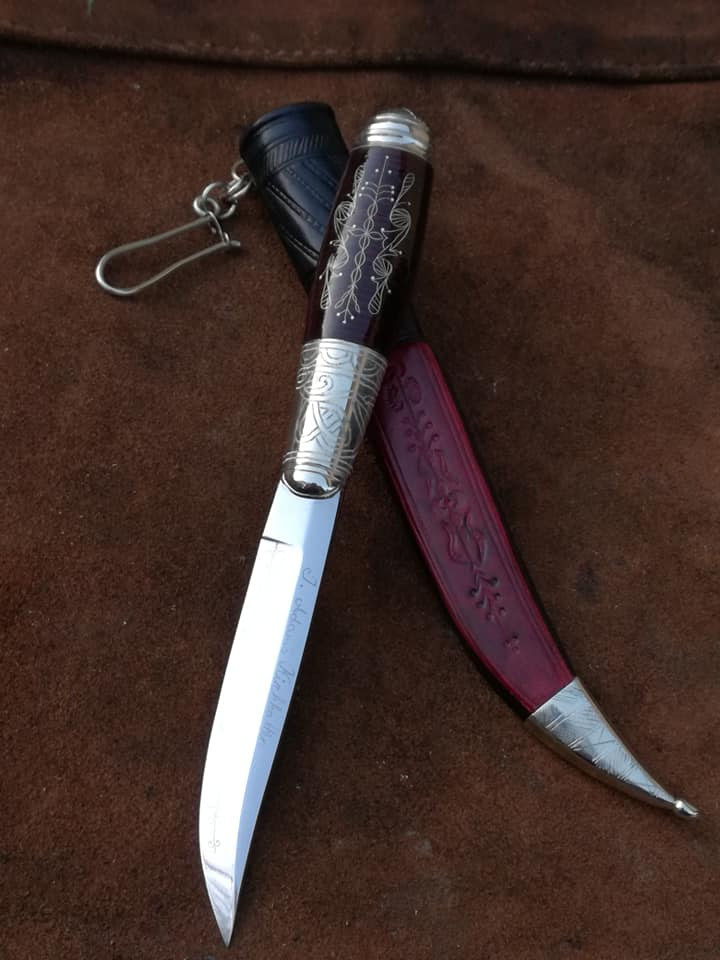 Jagdmesser mit rotem Ledergriff
