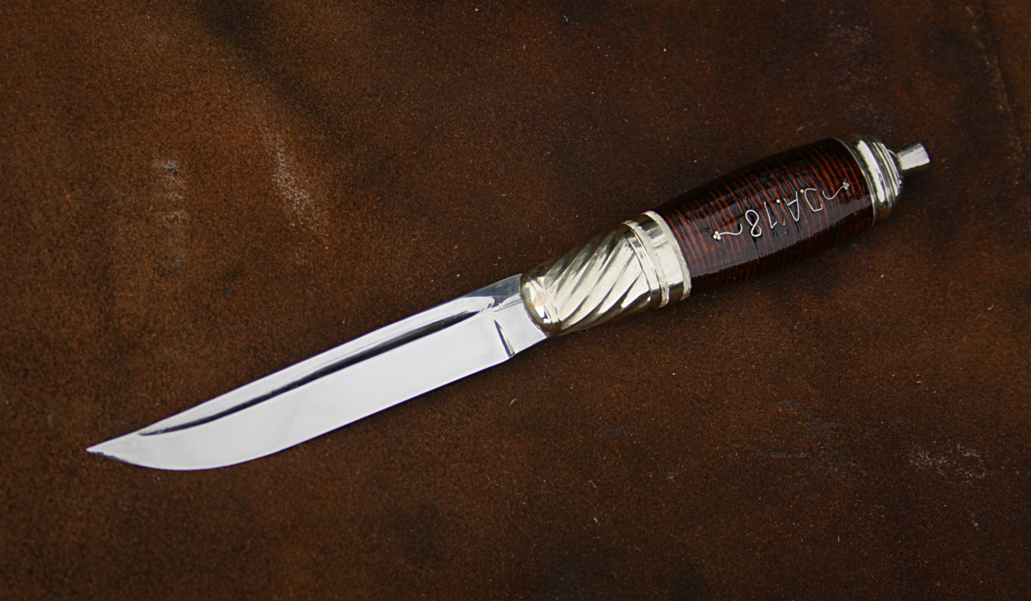 Puukko mit natürlichem Birkenrindengriff