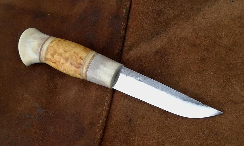 Puukko mit grau-braunem Holzgriff
