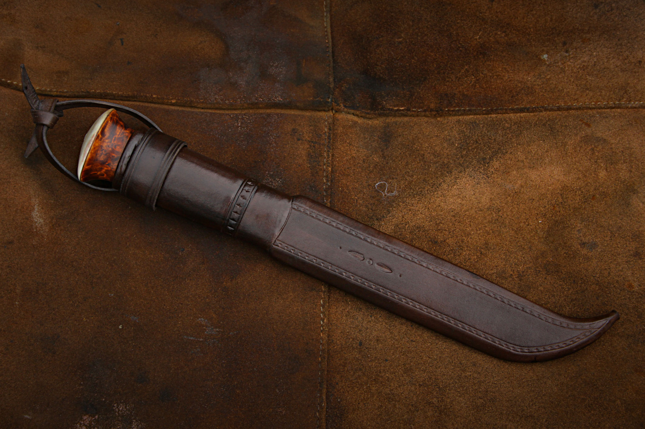 Damastmesser mit elegantem Wellenmuster