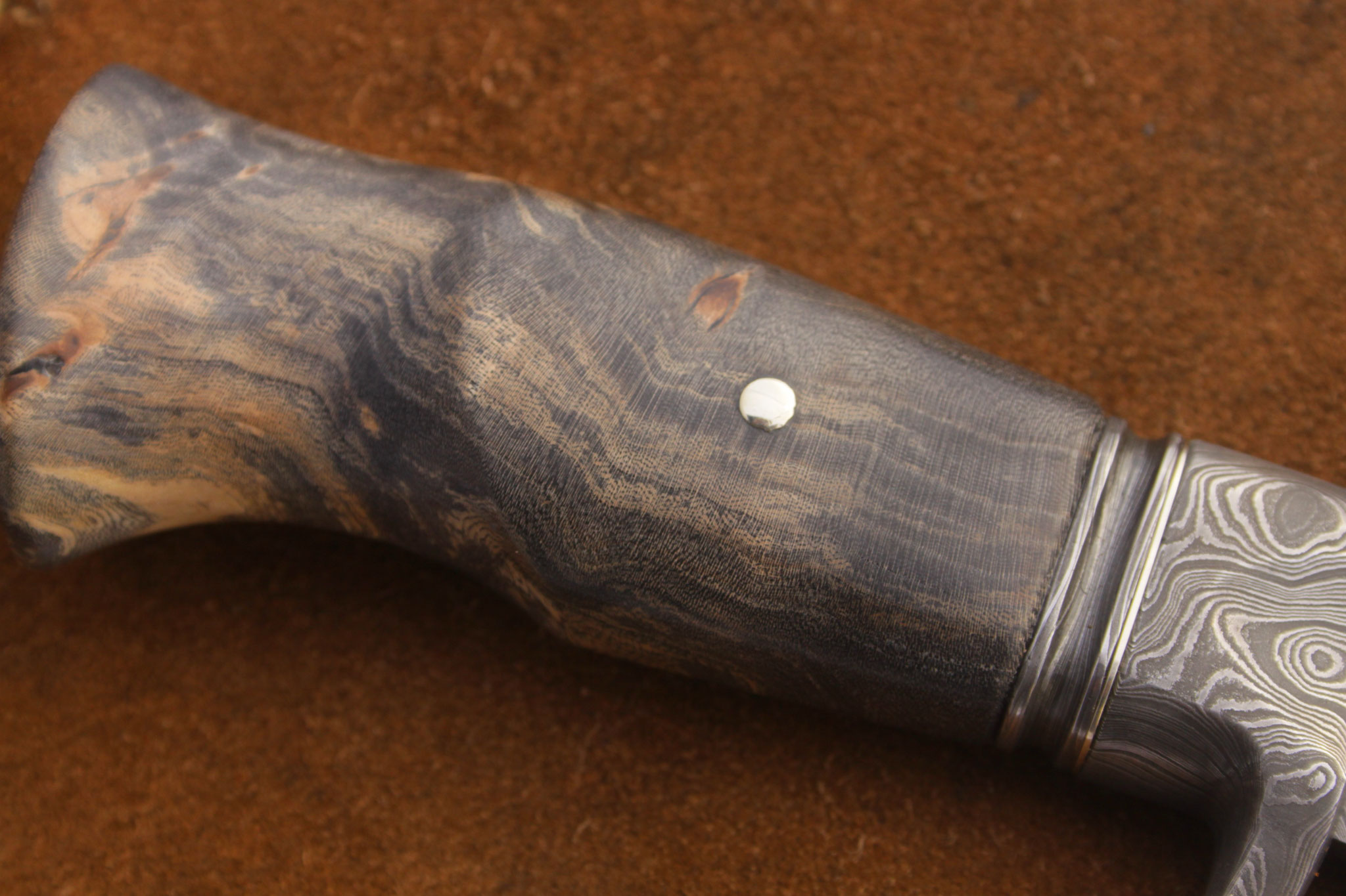 Kurzer Puukko mit Maserholzgriff