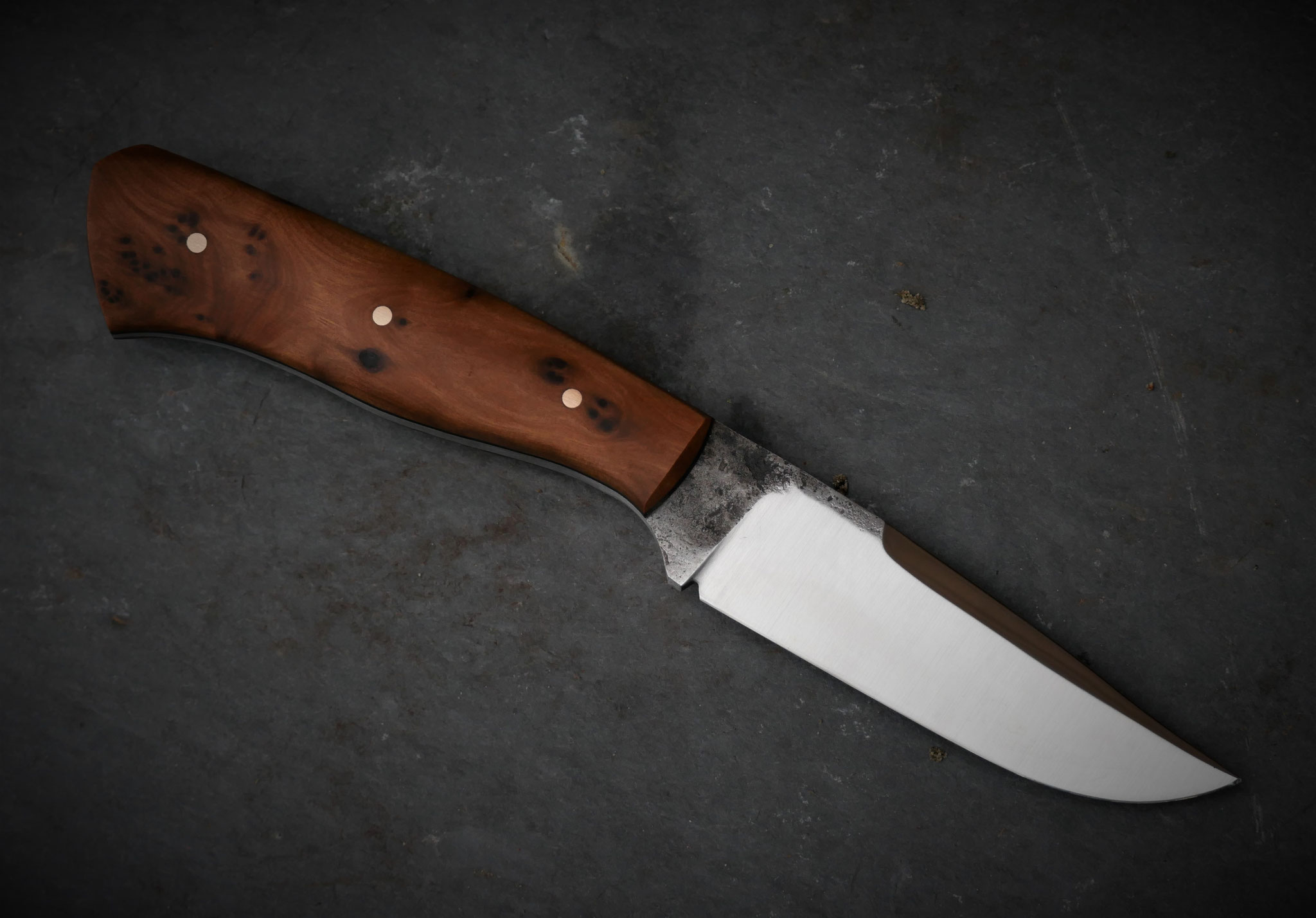 Klassisches Jagdmesser mit Lederscheide